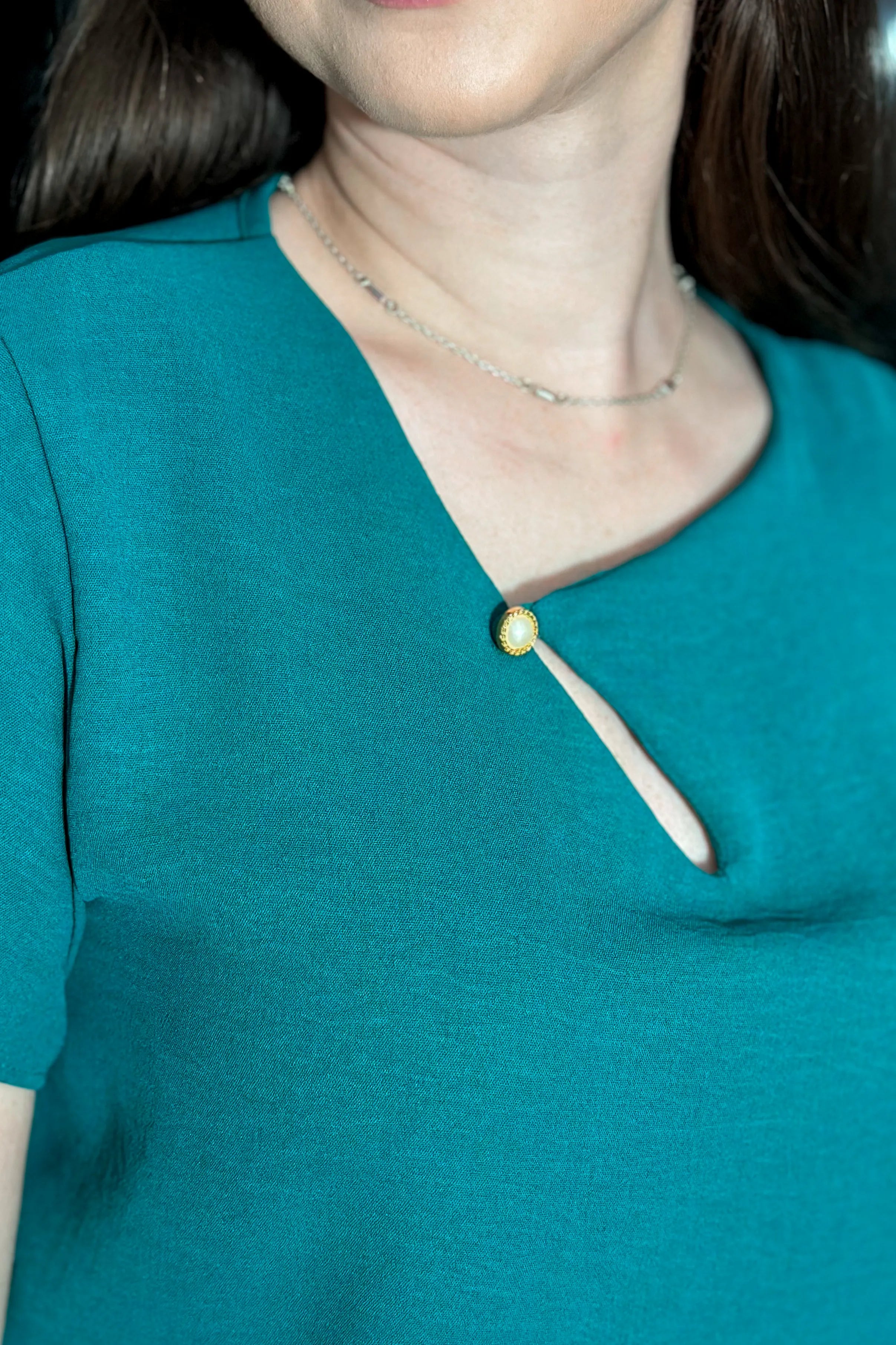 Blusa Decote Assimétrico Detalhe Botão Luana Verde Petróleo
