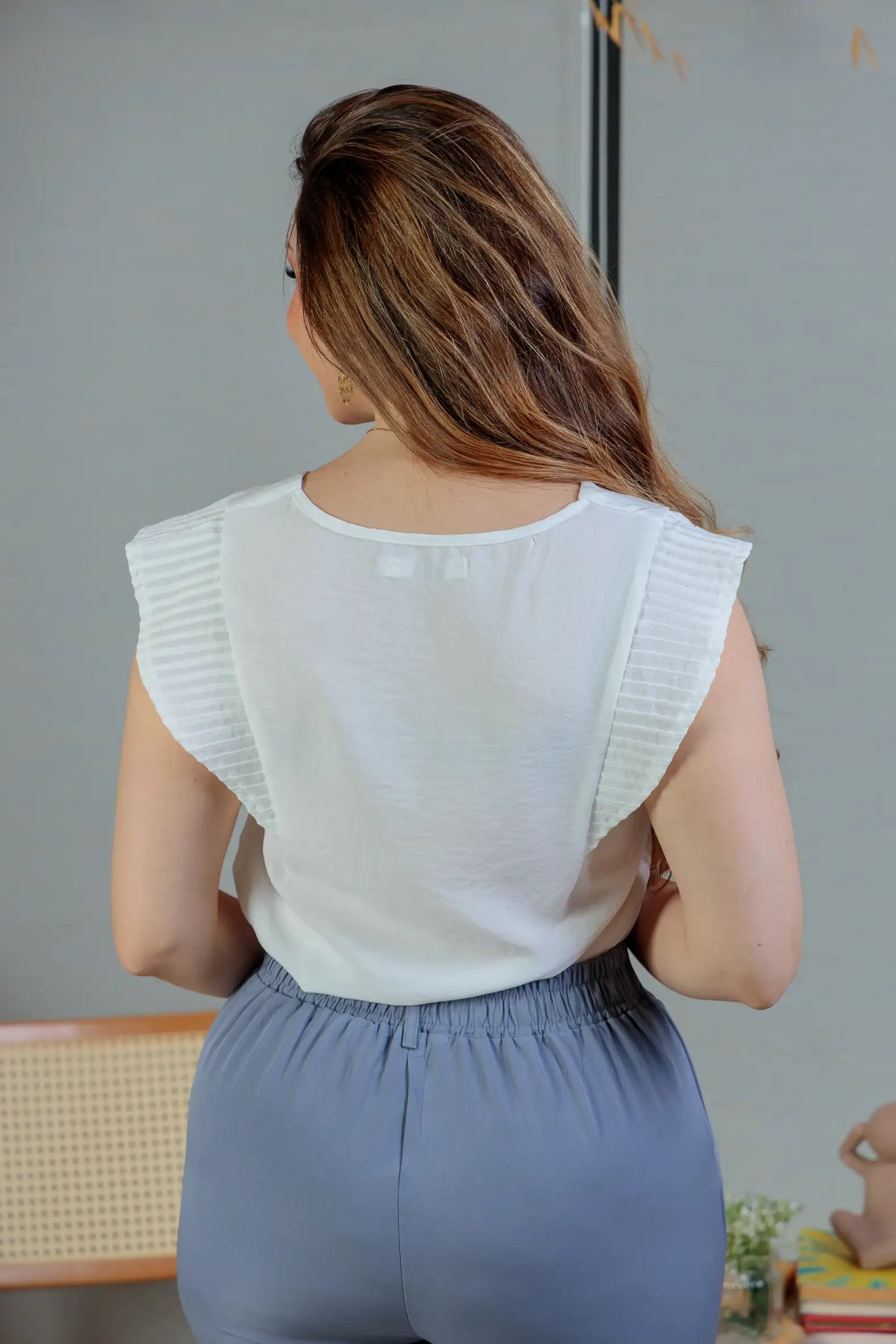 Blusa Regata Detalhe Babado Visco Essenza Maísa Branca