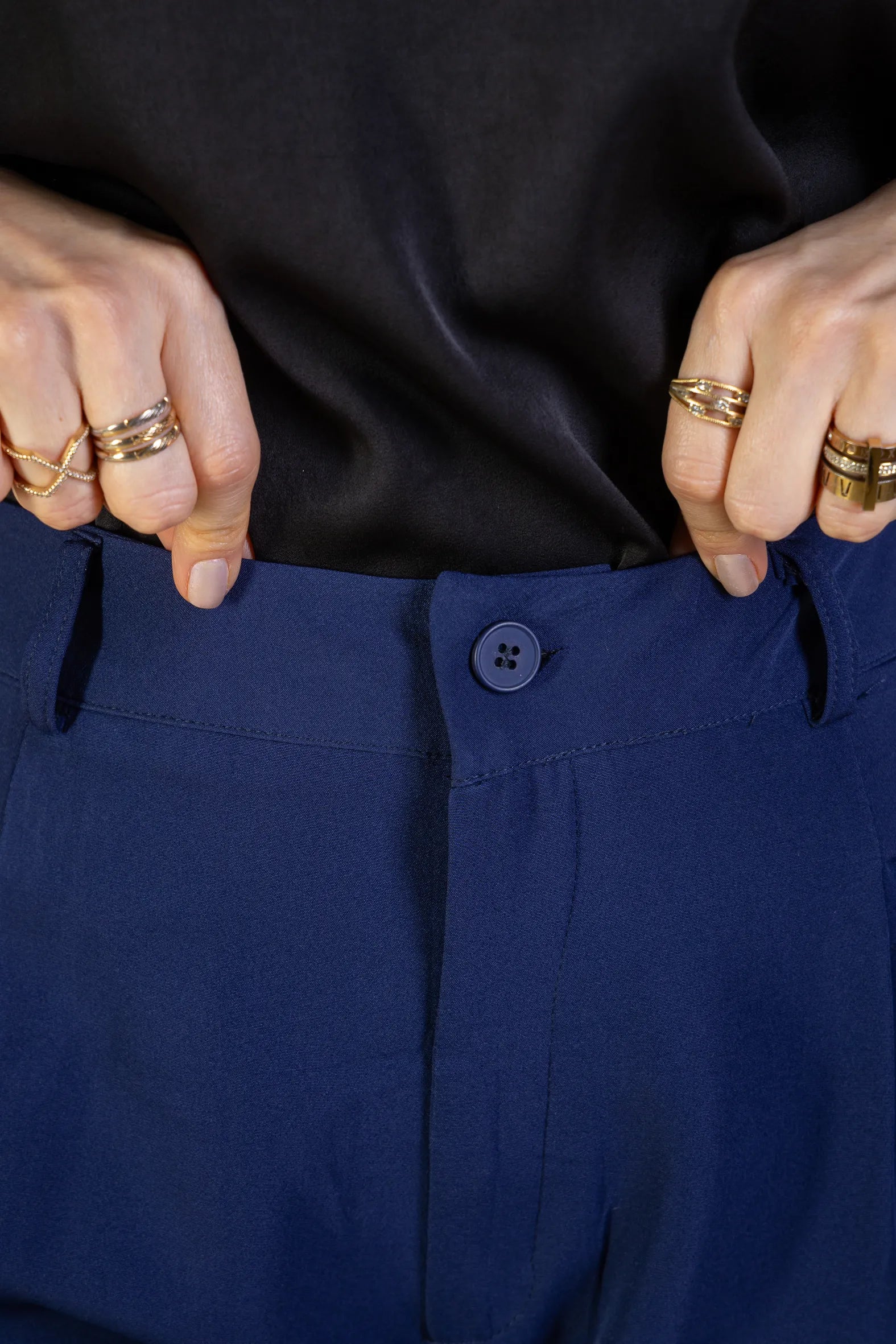 Calça Corte Reto Alfaiataria Detalhe Bolso Adriana Esteves Azul Marinho