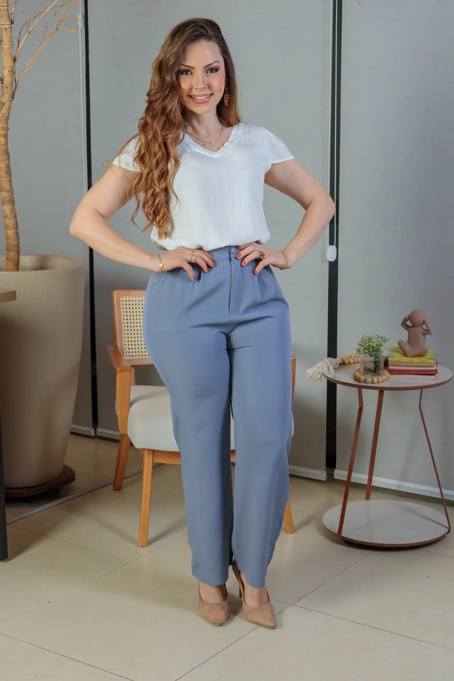 Conjunto: Blusa Manga Curta Detalhe Gola Trançada Visco-linho Leila Branca + Calça Pantalona Crepe Milano Detalhe Botão Encapado Elena Azul