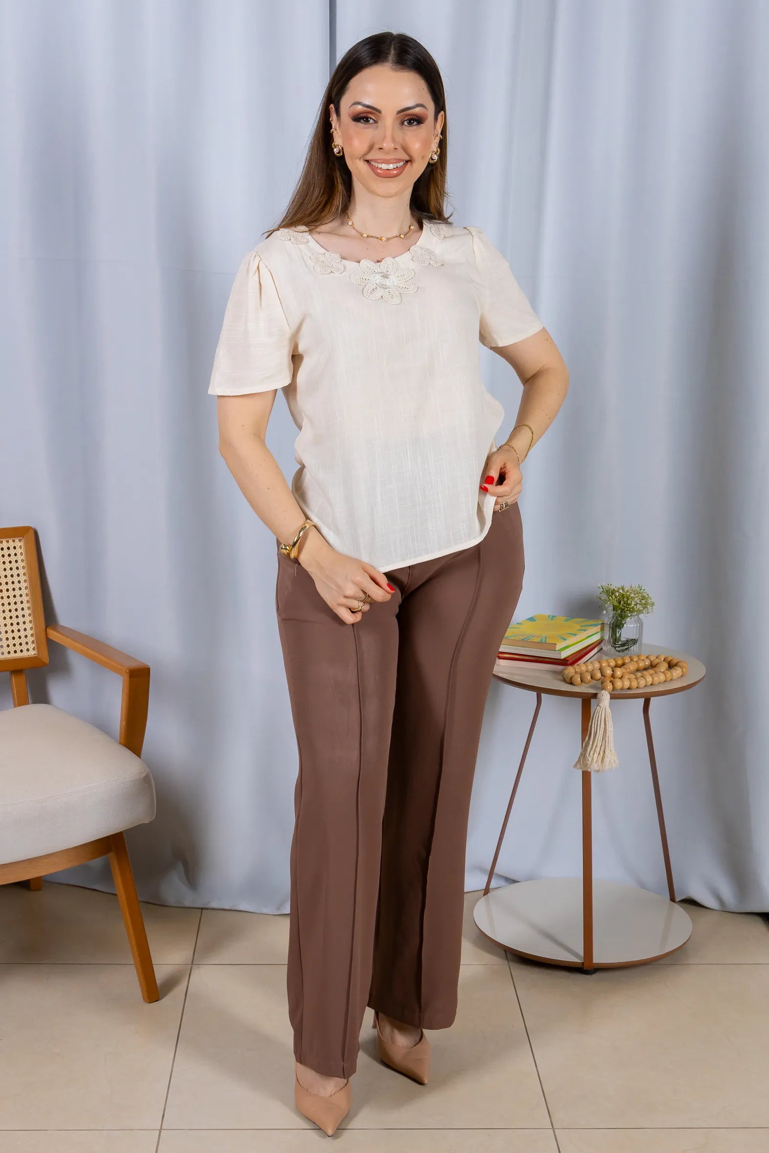 Blusa Manga Curta Colo Bordado Flores Visco Linho Elaine Bege