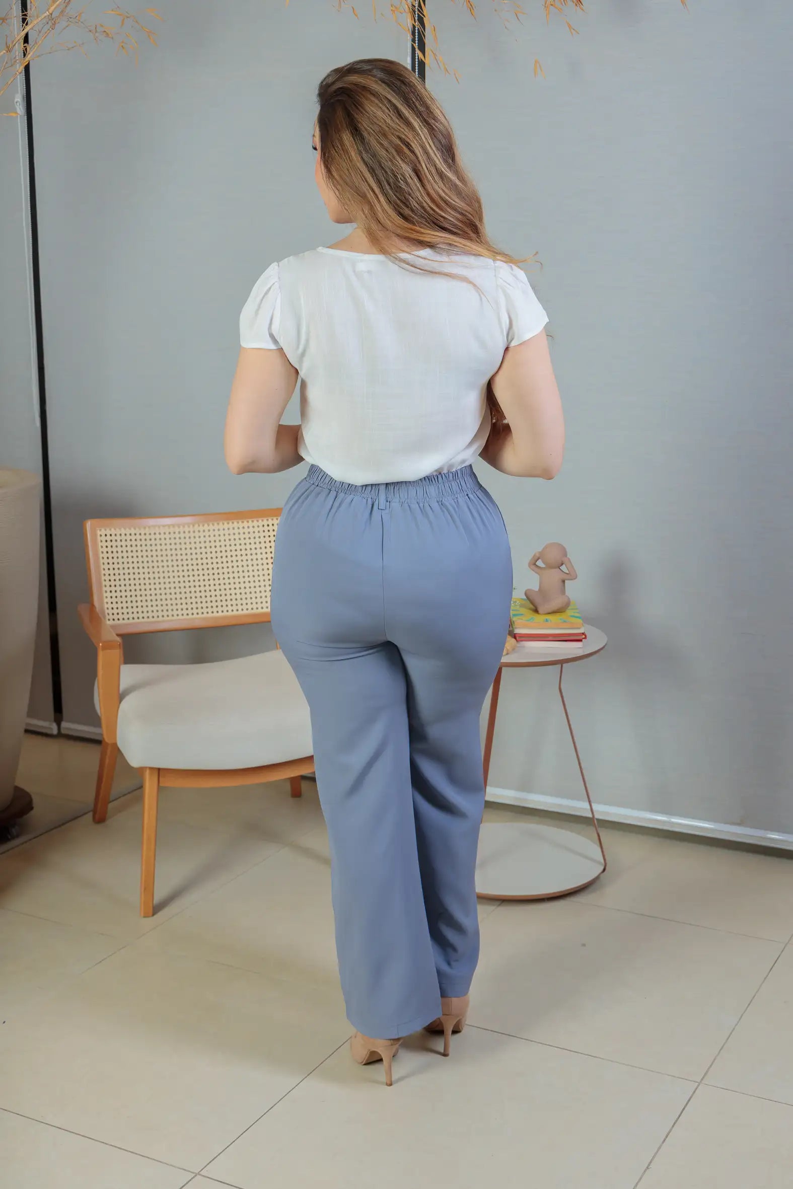 Conjunto: Blusa Manga Curta Detalhe Gola Trançada Visco-linho Leila Branca + Calça Pantalona Crepe Milano Detalhe Botão Encapado Elena Azul