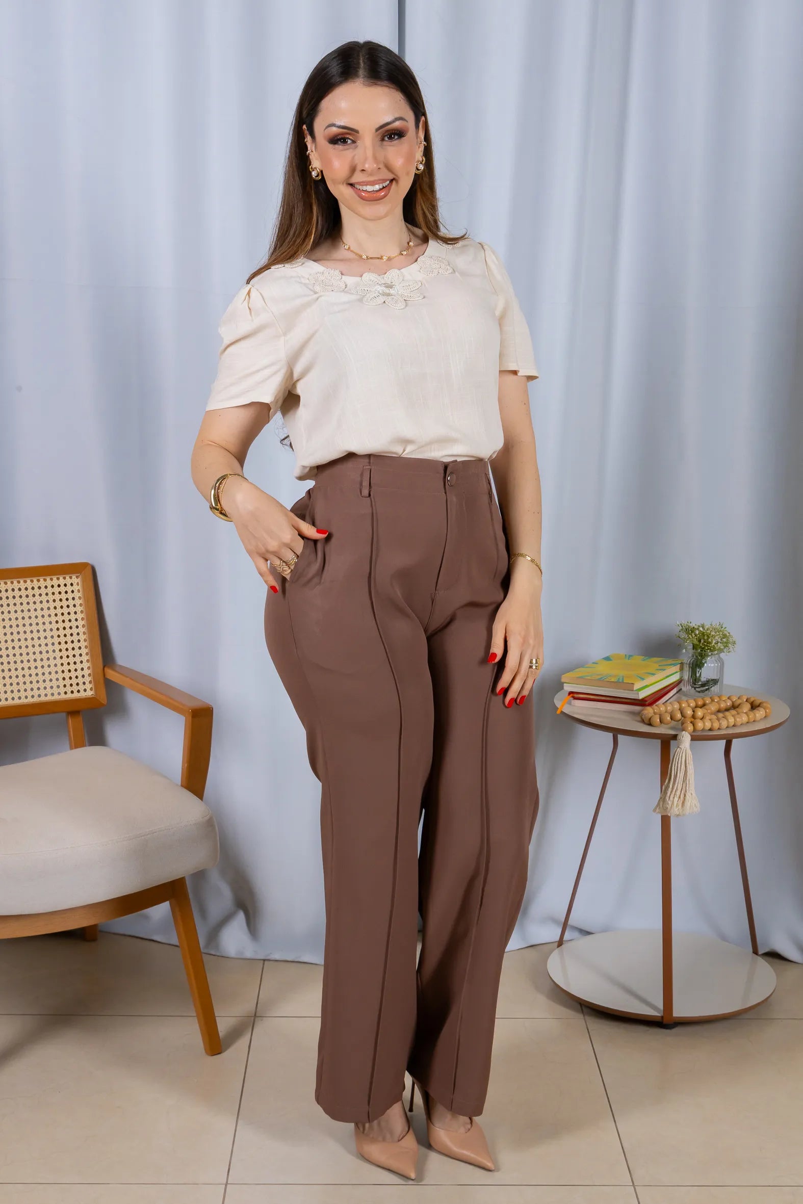 Calça Pantalona Alfaiataria Botão Encapado Margareth Marrom