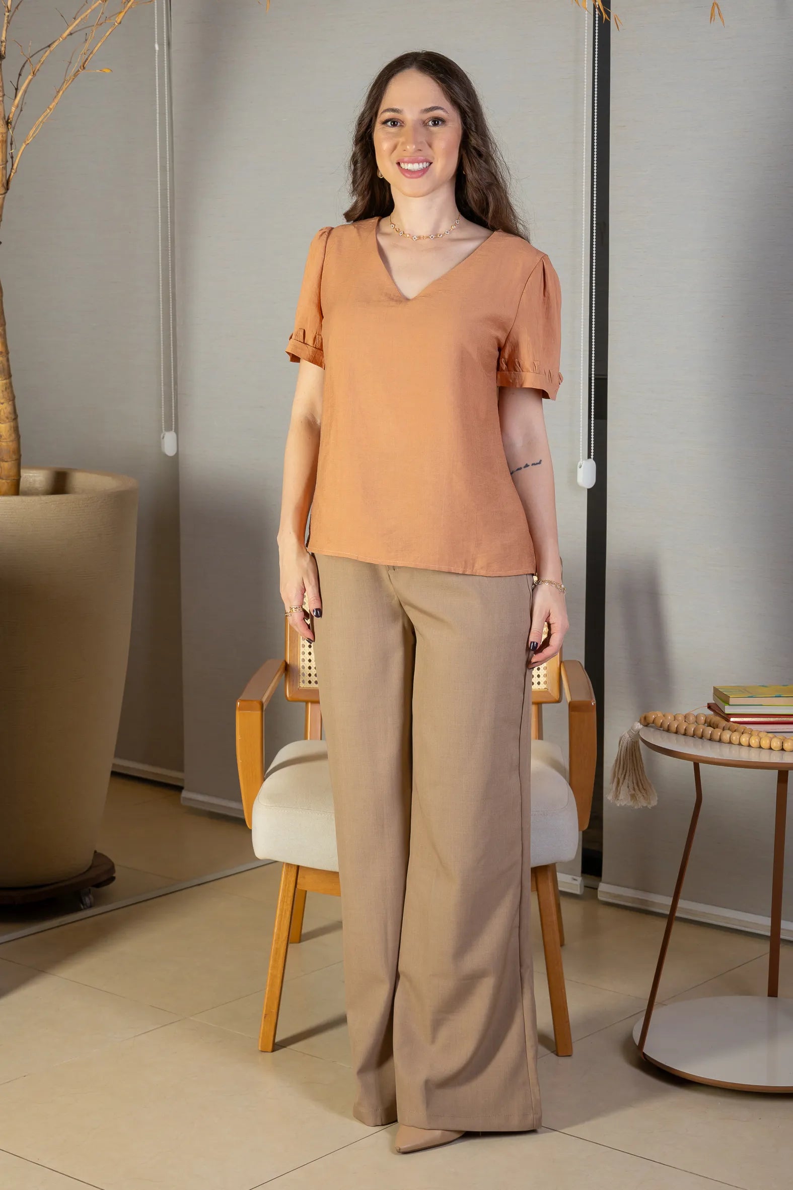 Blusa Manga Curta Decote "V" Visco Nature Gal Costa Bege