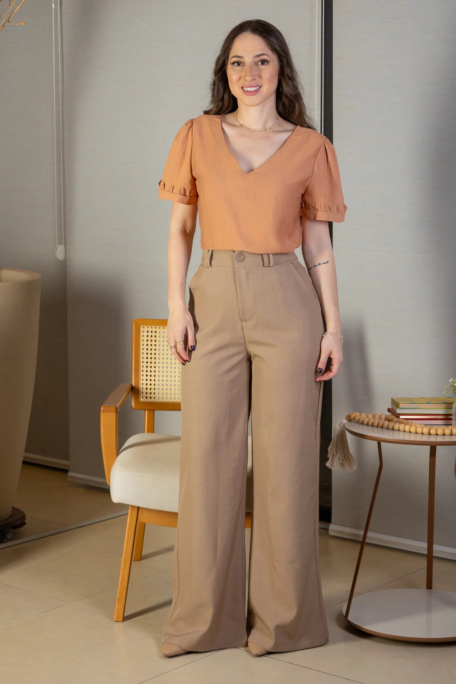 Calça Pantalona Alfaiataria Lux Detalhe Passador Grazi Massafera Bege