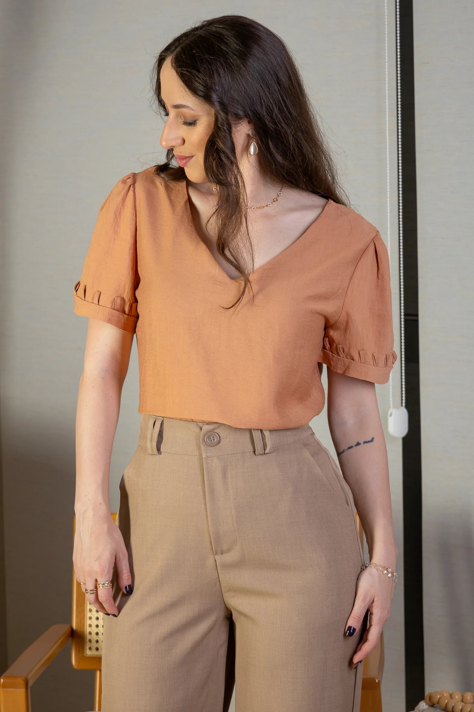 Blusa Manga Curta Decote "V" Visco Nature Gal Costa Bege