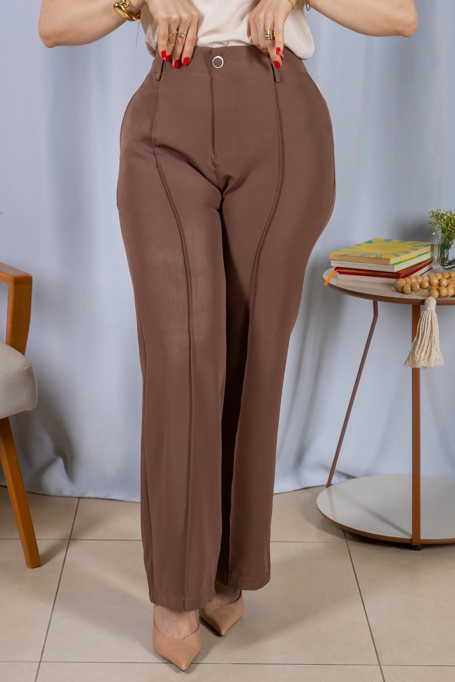Calça Pantalona Alfaiataria Botão Encapado Margareth Marrom