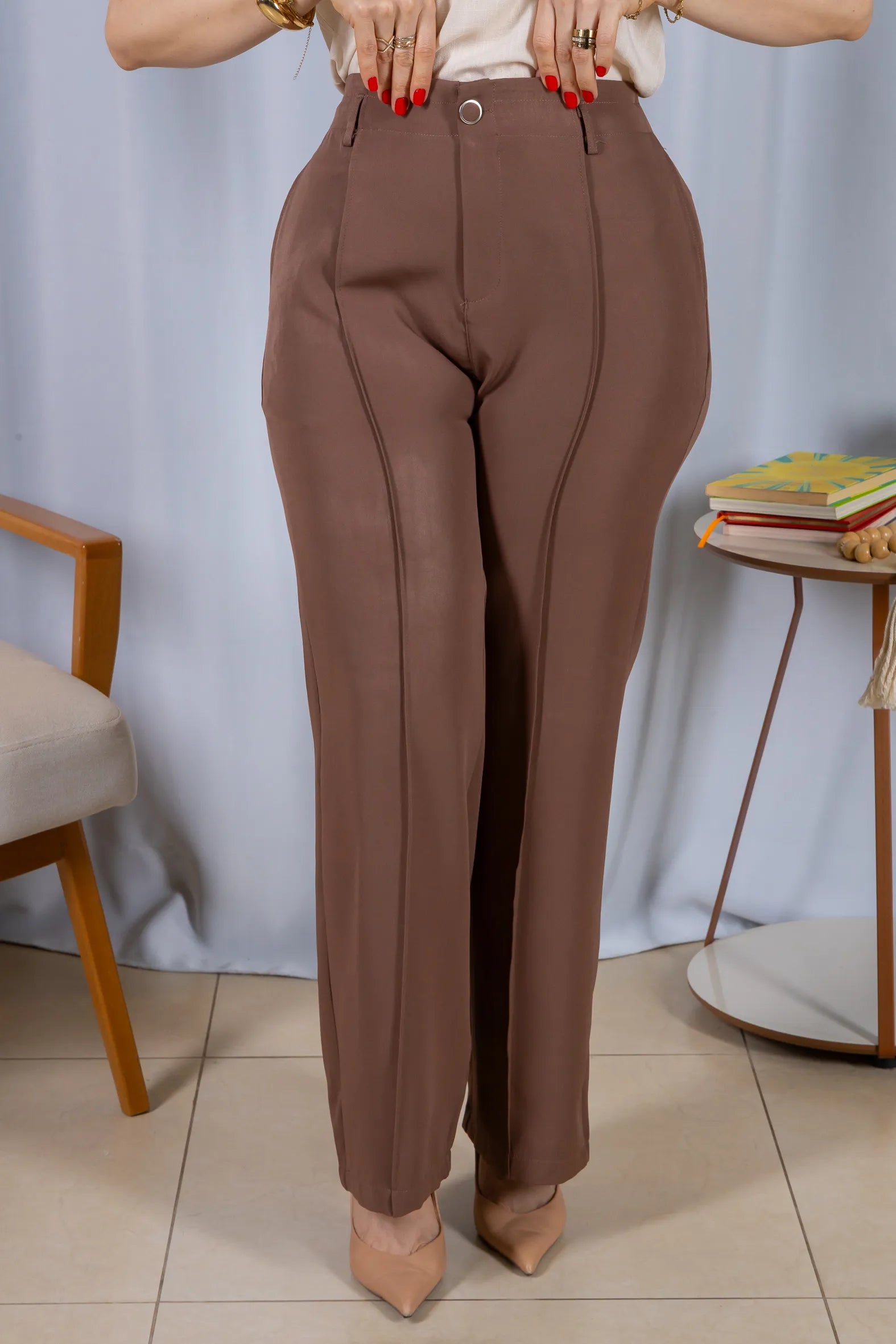 Calça Pantalona Alfaiataria Botão Encapado Margareth Marrom