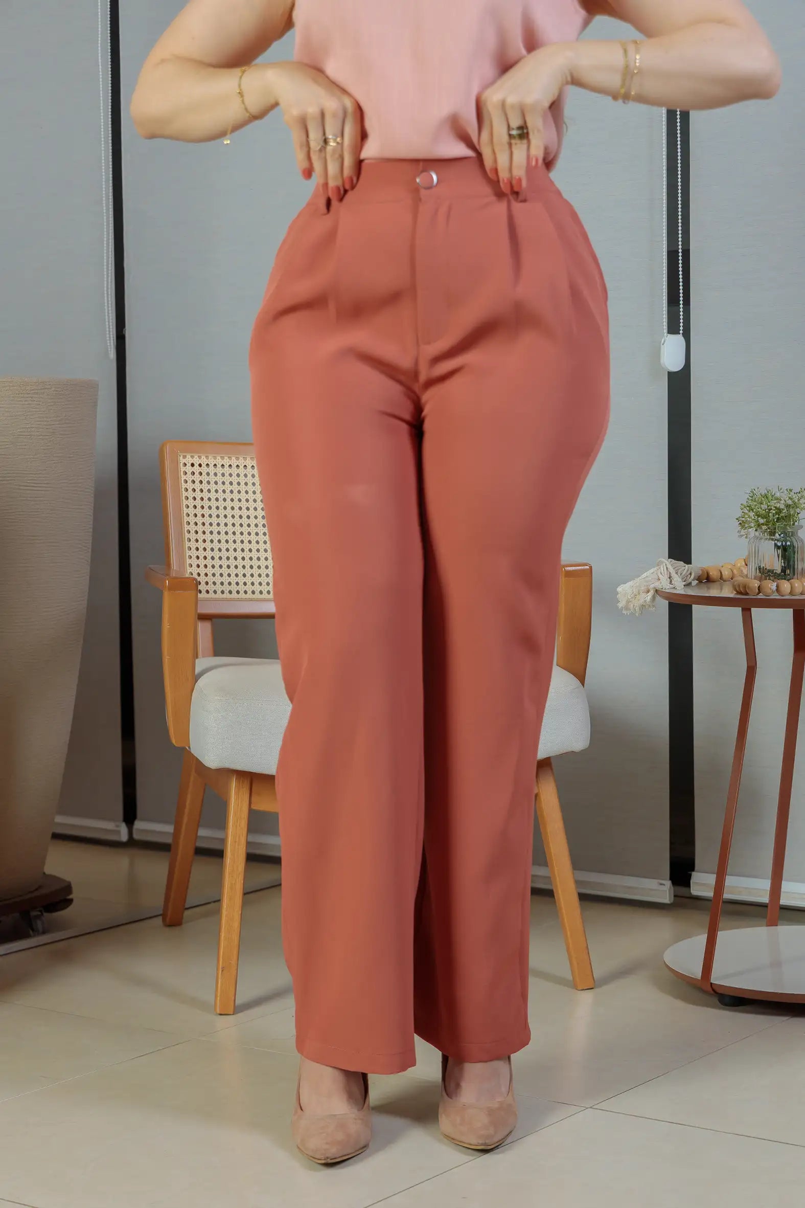 Calça Pantalona Crepe Milano Detalhe Botão Encapado Elena Terracota
