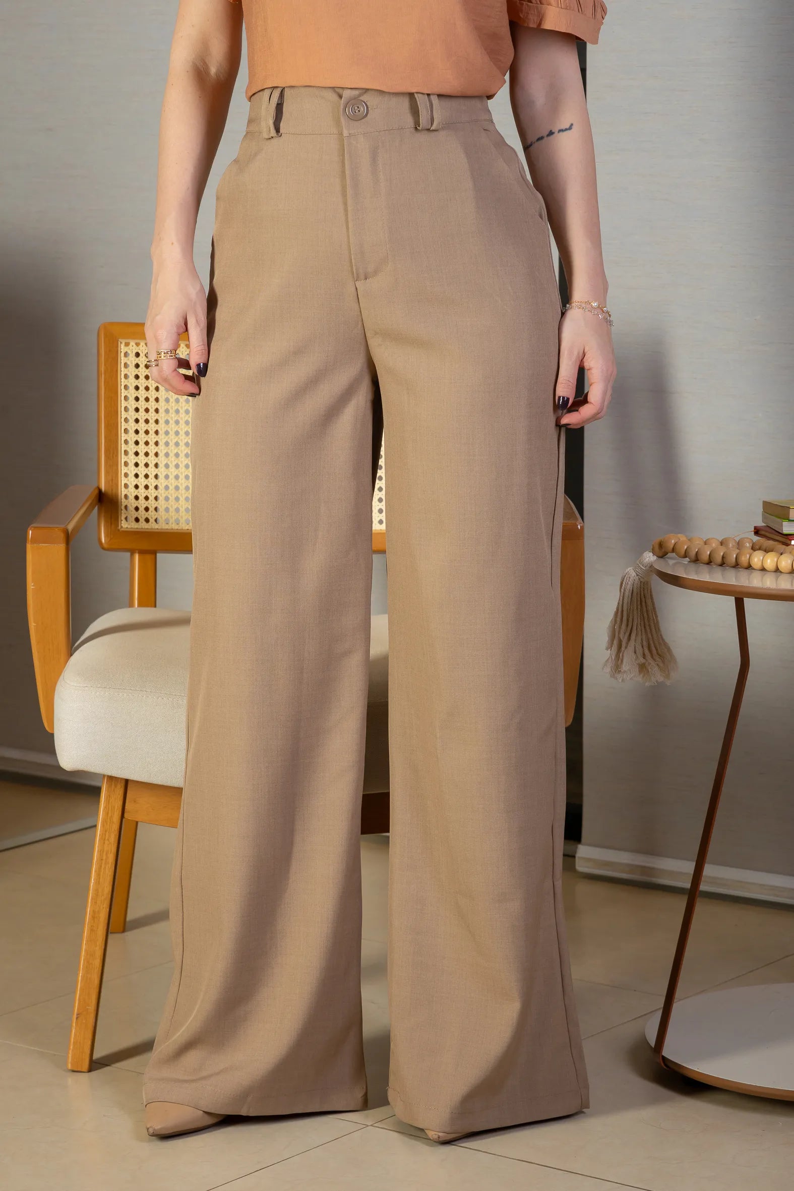 Calça Pantalona Alfaiataria Lux Detalhe Passador Grazi Massafera Bege