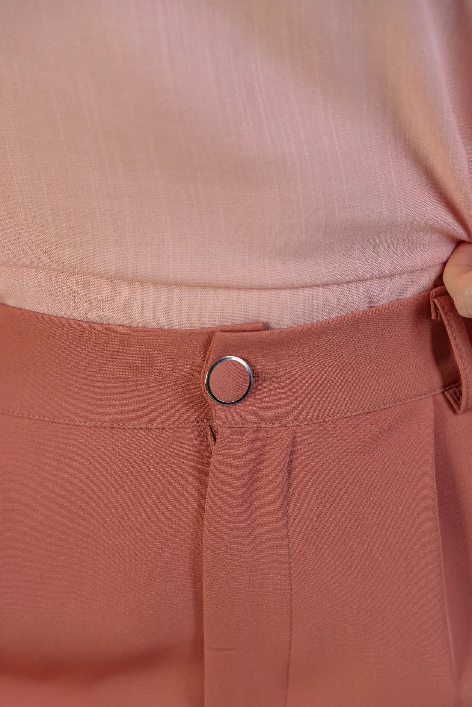 Calça Pantalona Crepe Milano Detalhe Botão Encapado Elena Terracota