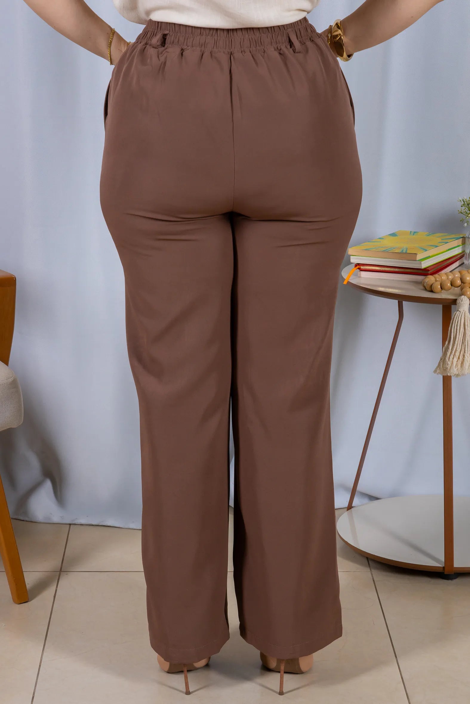 Calça Pantalona Alfaiataria Botão Encapado Margareth Marrom