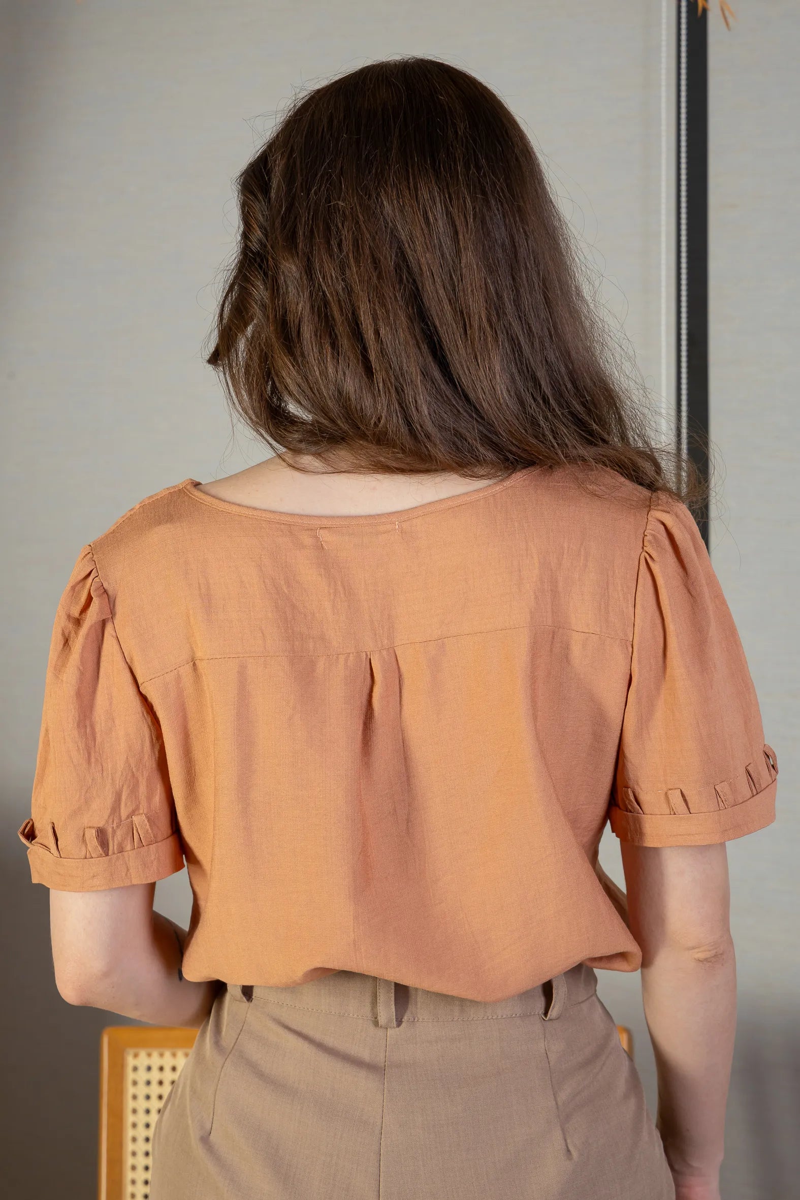 Blusa Manga Curta Decote "V" Visco Nature Gal Costa Bege