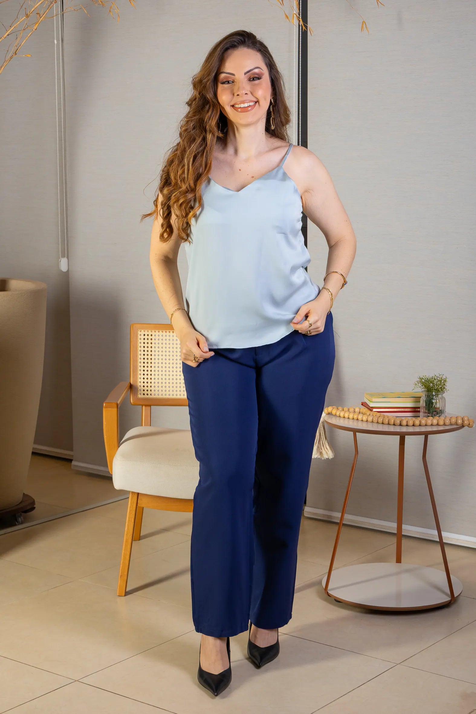 Blusa Regata Decote "V" Acetinada Fernanda Torres Azul