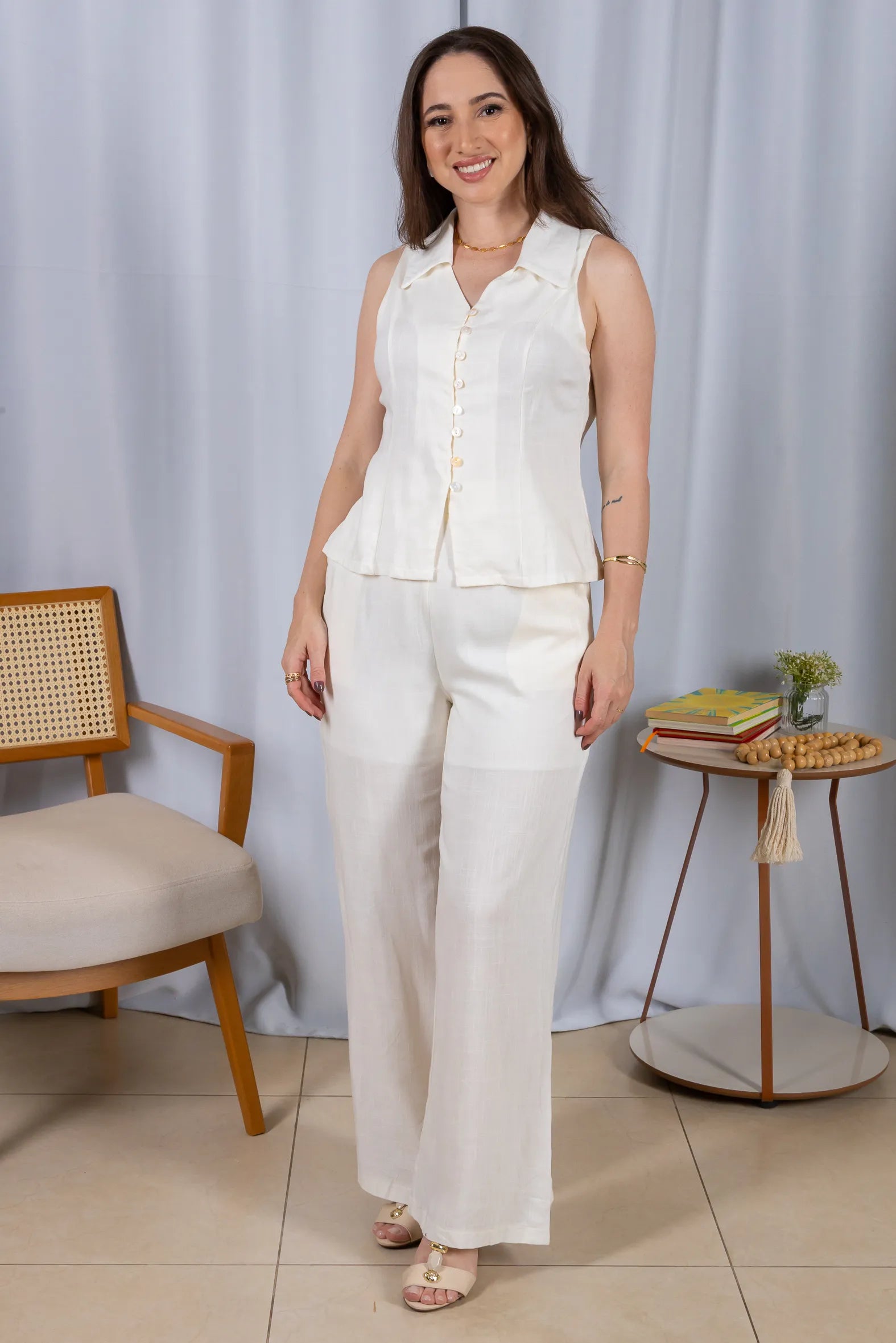 Conjunto: Camisa Regata Detalhe Botões Visco Linho Flávia Branca + Calça Pantalona Cós com Elástico Visco Linho Flávia Branca