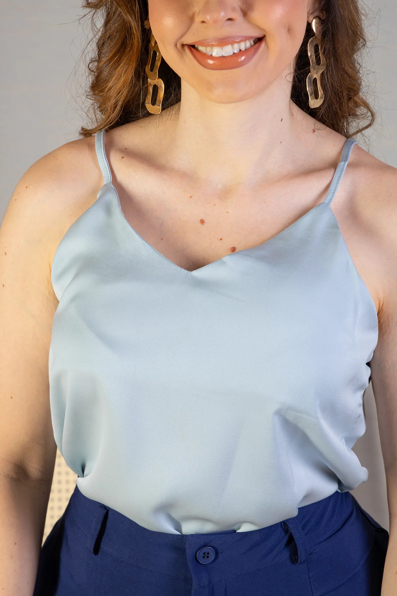 Blusa Regata Decote "V" Acetinada Fernanda Torres Azul