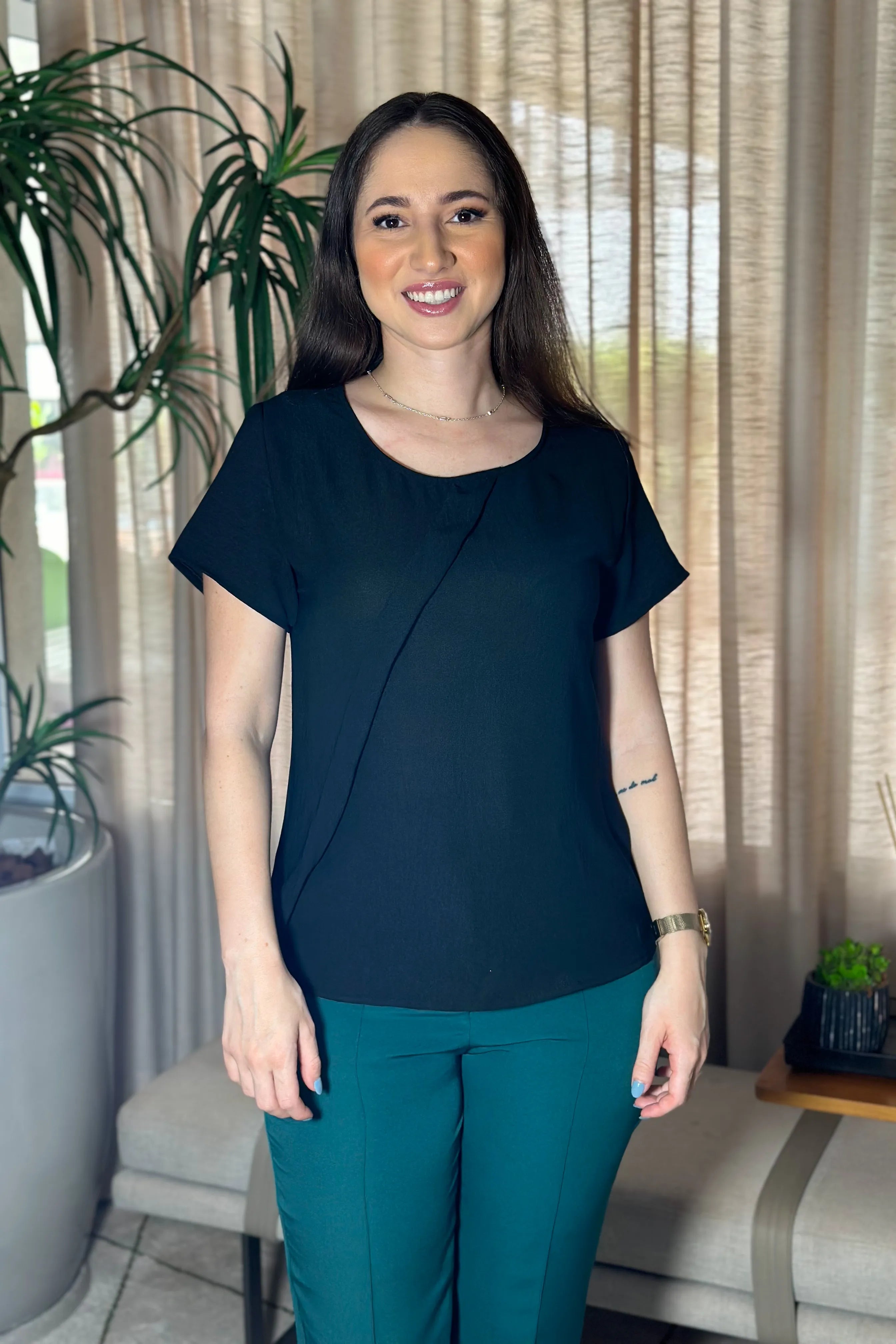 Blusa Manga Curta Detalhe Assimétrico Manuela Preta