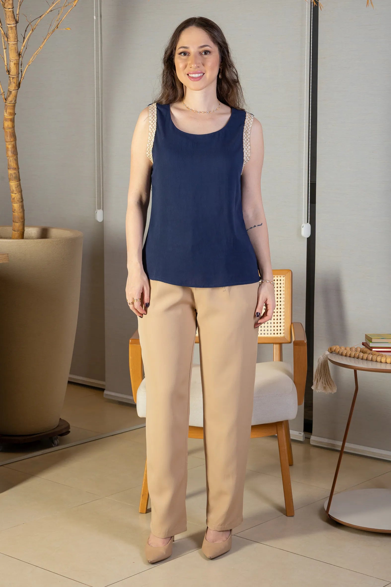 Conjunto: Blusa Regata Detalhe Bordado Visco-linho Ana Maria Braga Azul Marinho + Calça Corte Reto Alfaiataria Detalhe Bolso Adriana Esteves Bege