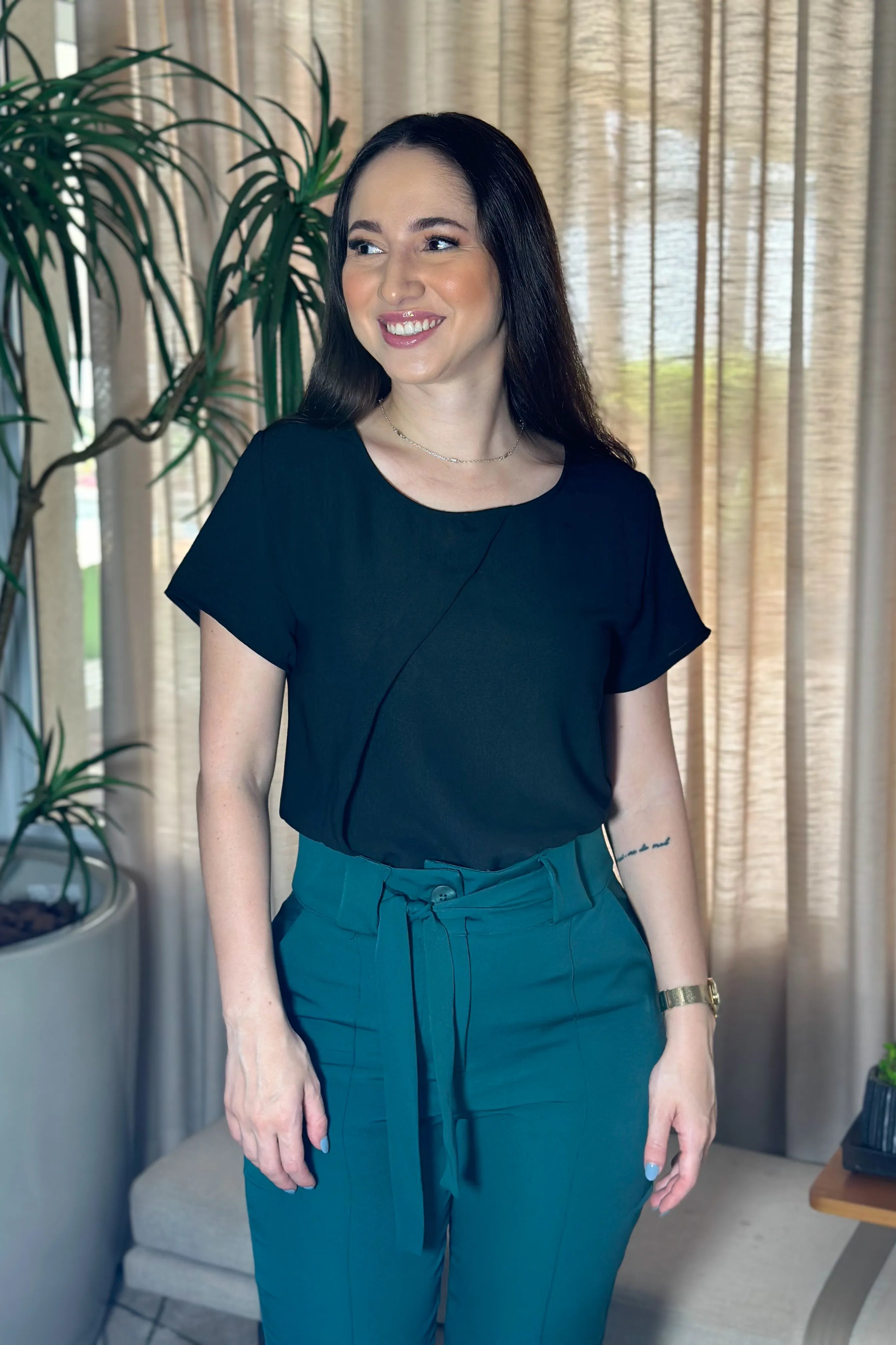 Blusa Manga Curta Detalhe Assimétrico Manuela Preta