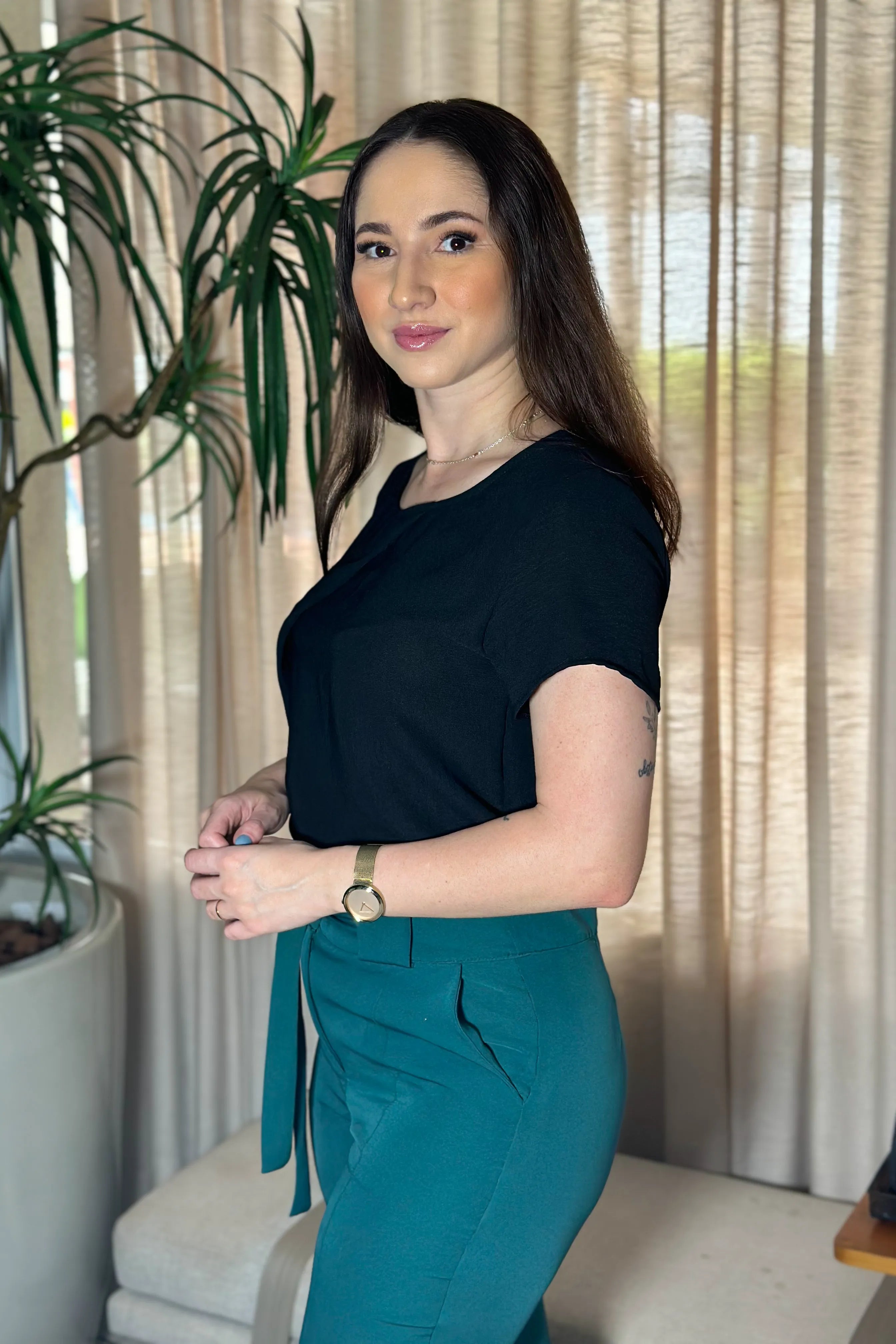 Blusa Manga Curta Detalhe Assimétrico Manuela Preta