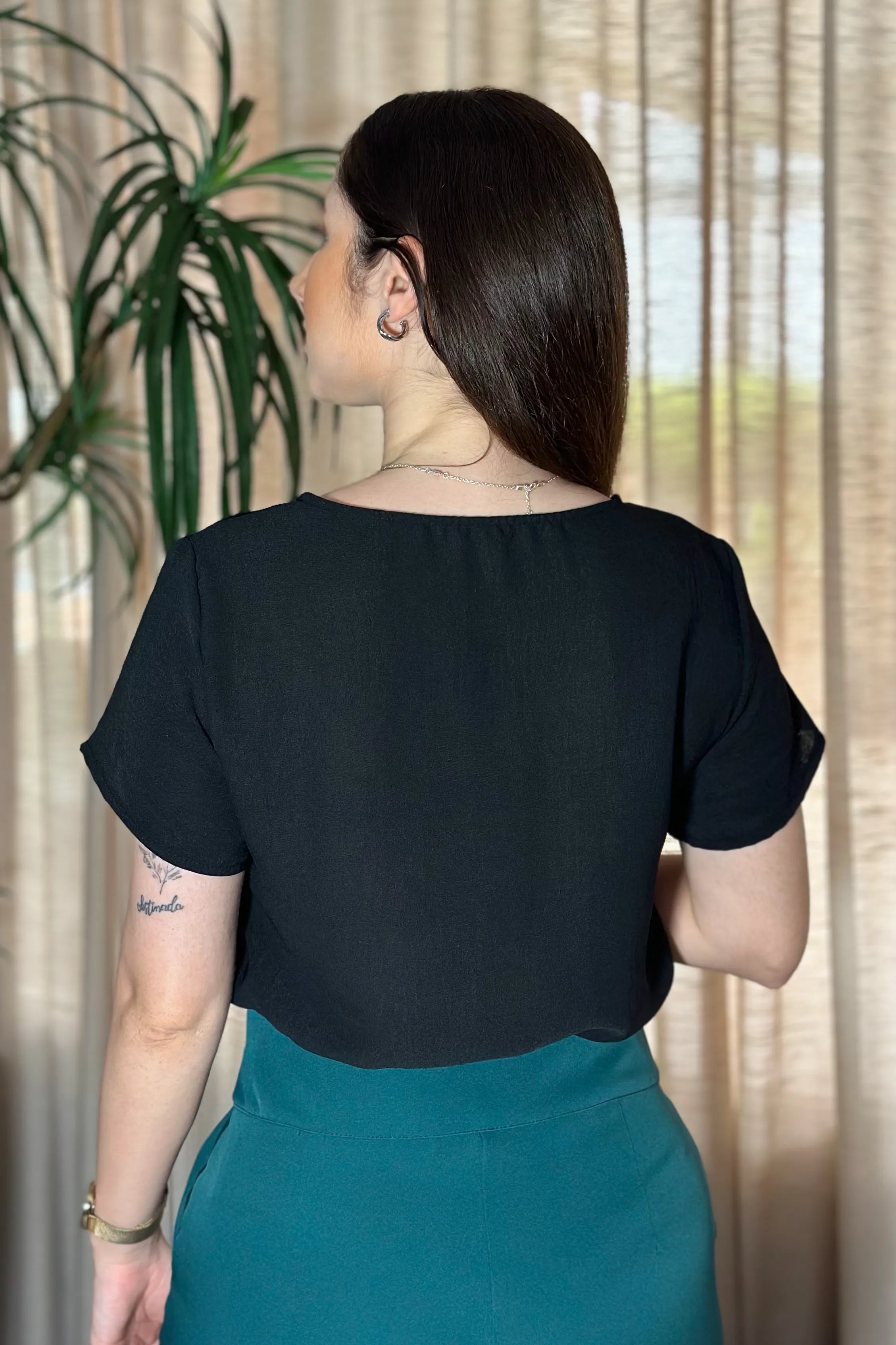 Blusa Manga Curta Detalhe Assimétrico Manuela Preta