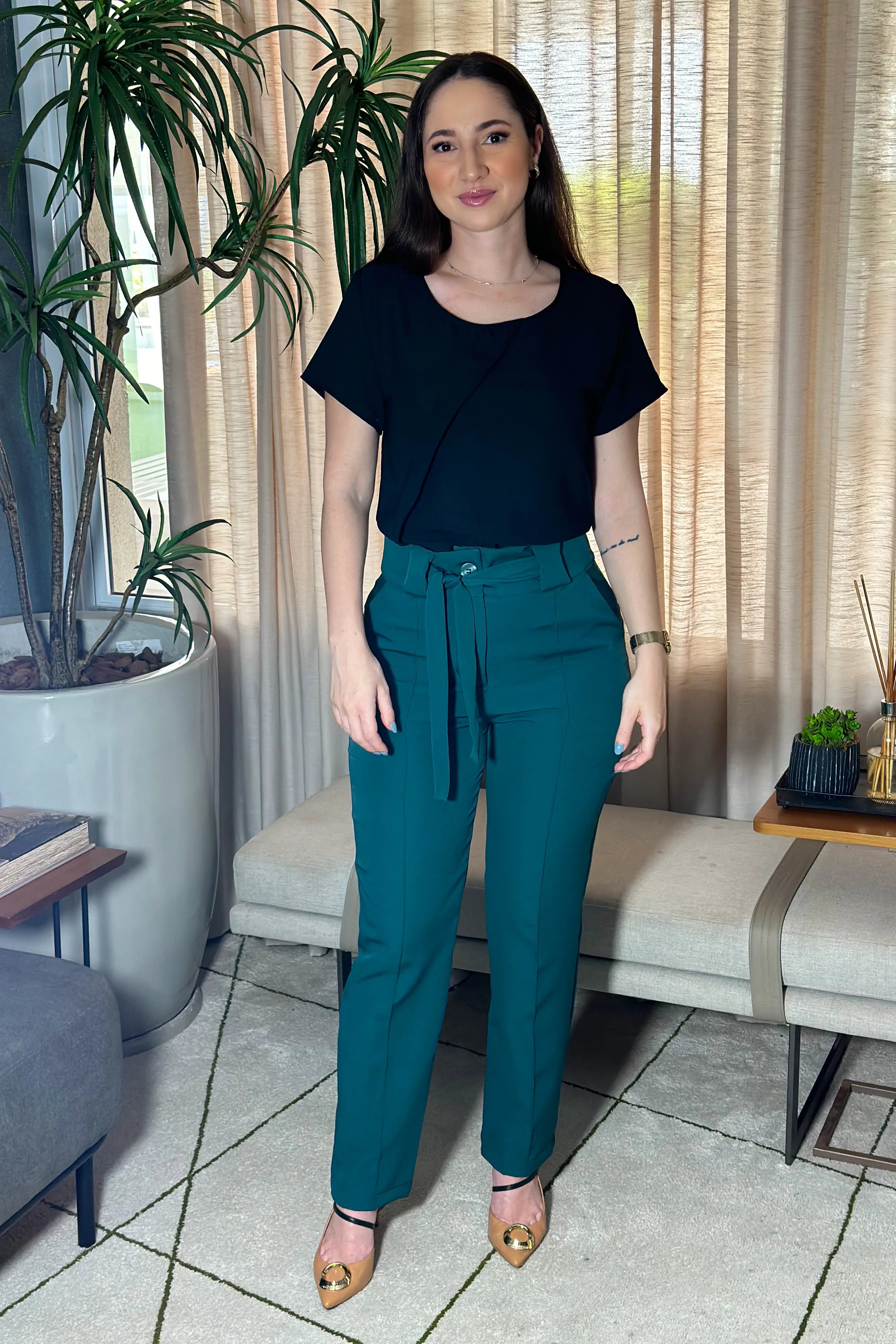 Blusa Manga Curta Detalhe Assimétrico Manuela Preta