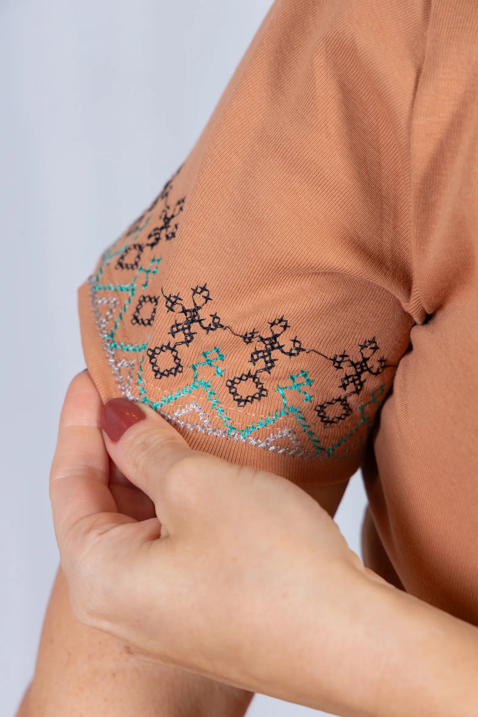 Blusa Manga Curta Cotton Lycra Detalhes Bordados Marina Marrom