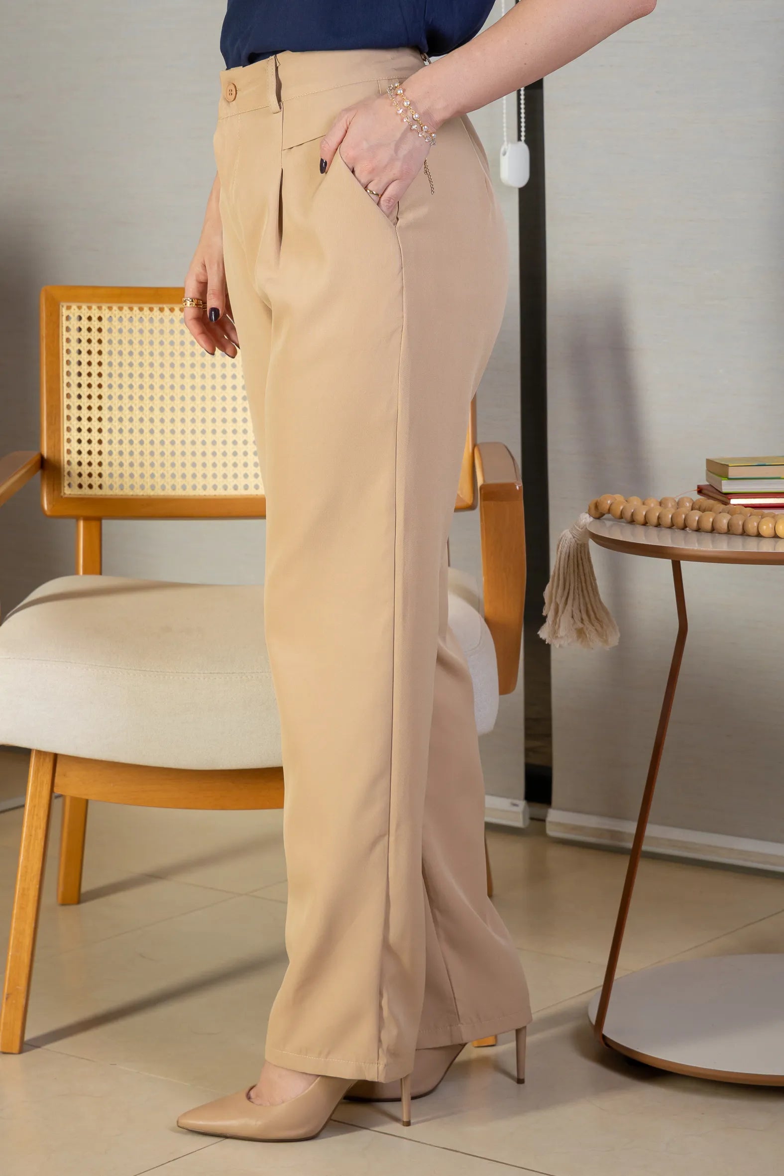 Calça Corte Reto Alfaiataria Detalhe Bolso Adriana Esteves Bege