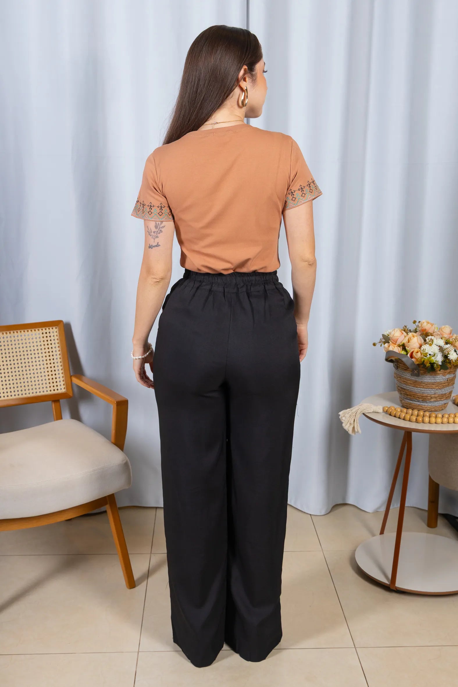 Blusa Manga Curta Cotton Lycra Detalhes Bordados Marina Marrom