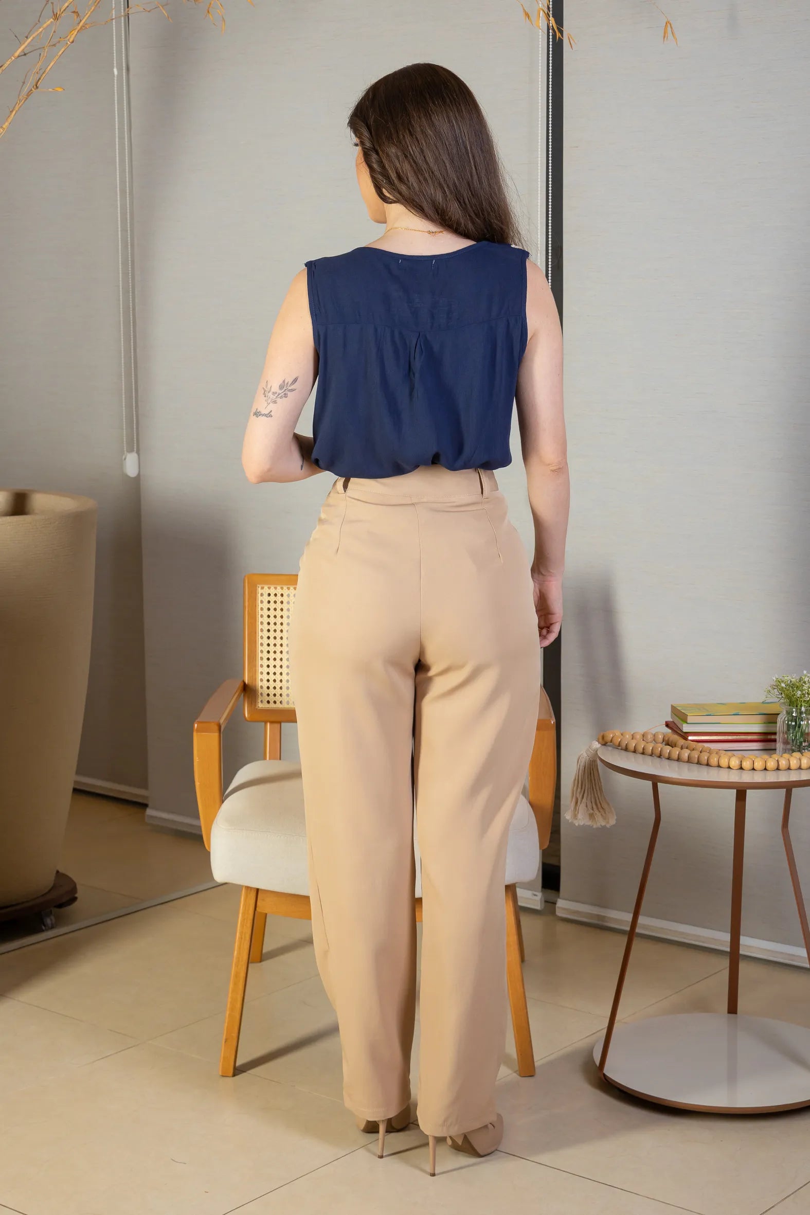 Conjunto: Blusa Regata Detalhe Bordado Visco-linho Ana Maria Braga Azul Marinho + Calça Corte Reto Alfaiataria Detalhe Bolso Adriana Esteves Bege