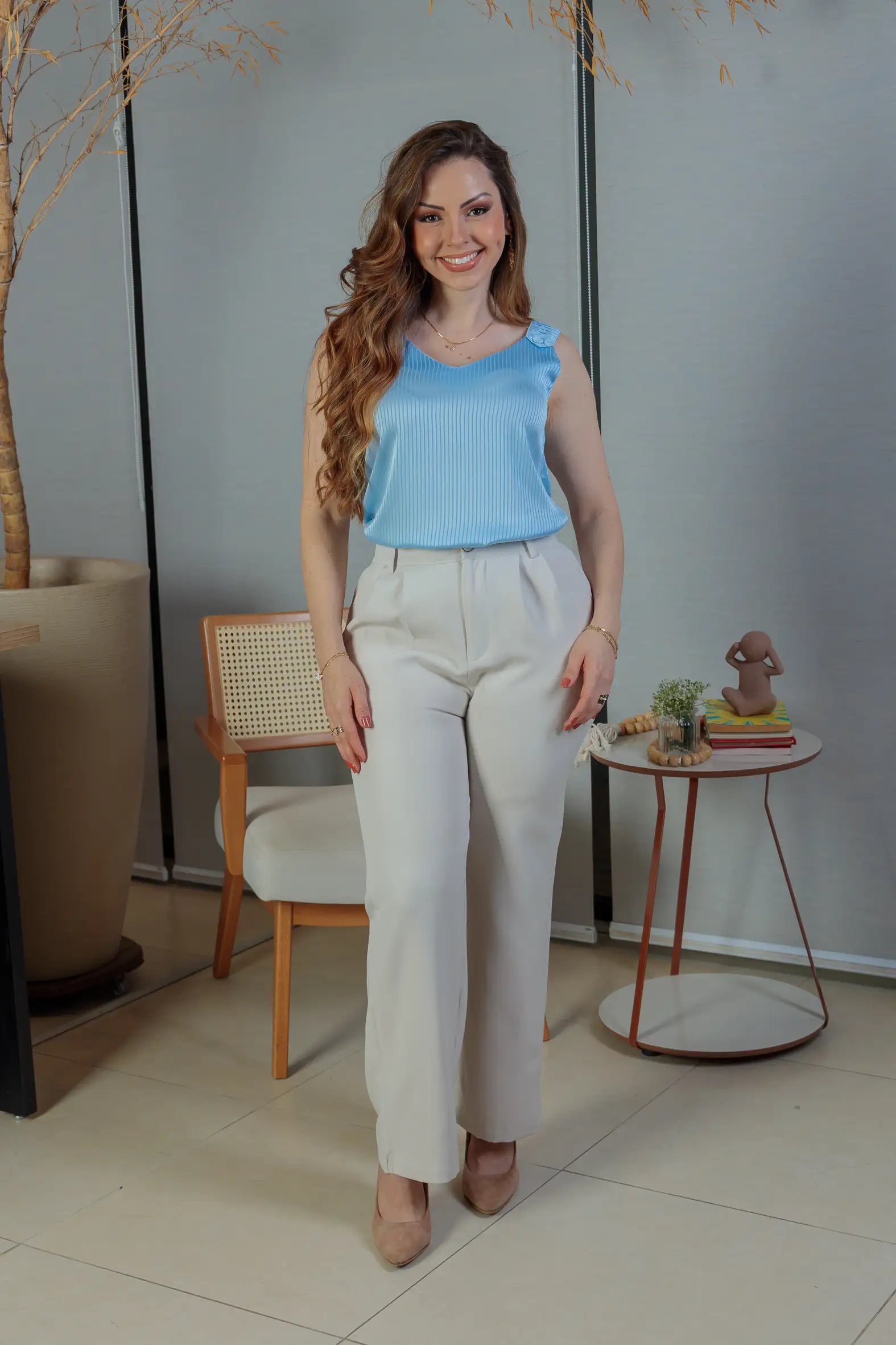 Conjunto: Blusa Regata Detalhe Alça Botão Crepe Acetinado Jade Azul + Calça Pantalona Crepe Milano Detalhe Botão Encapado Elena Creme