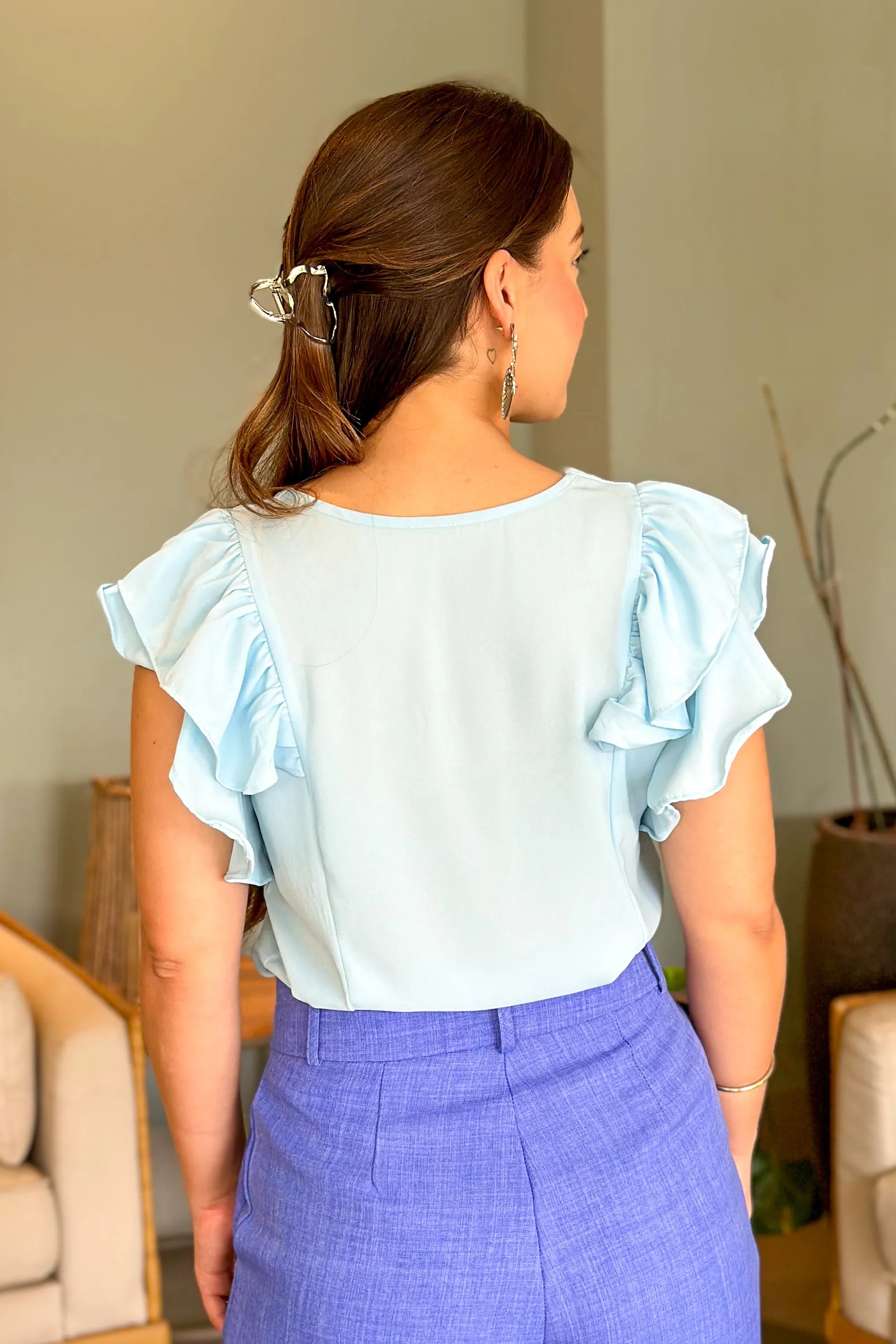 Blusa Decote "V" Babados Manga Ariane Azul