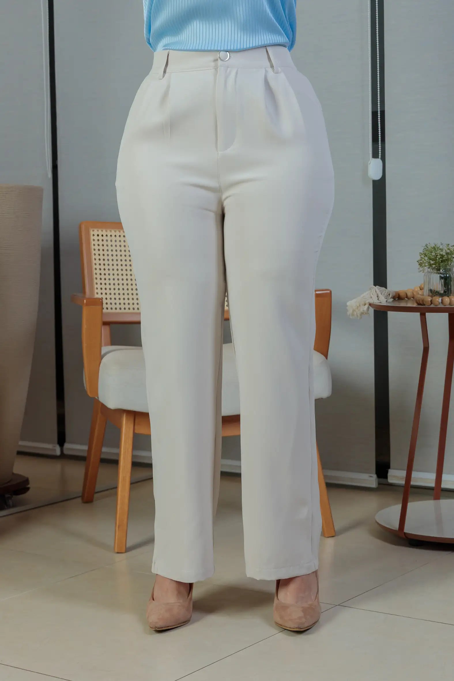 Calça Pantalona Crepe Milano Detalhe Botão Encapado Elena Creme