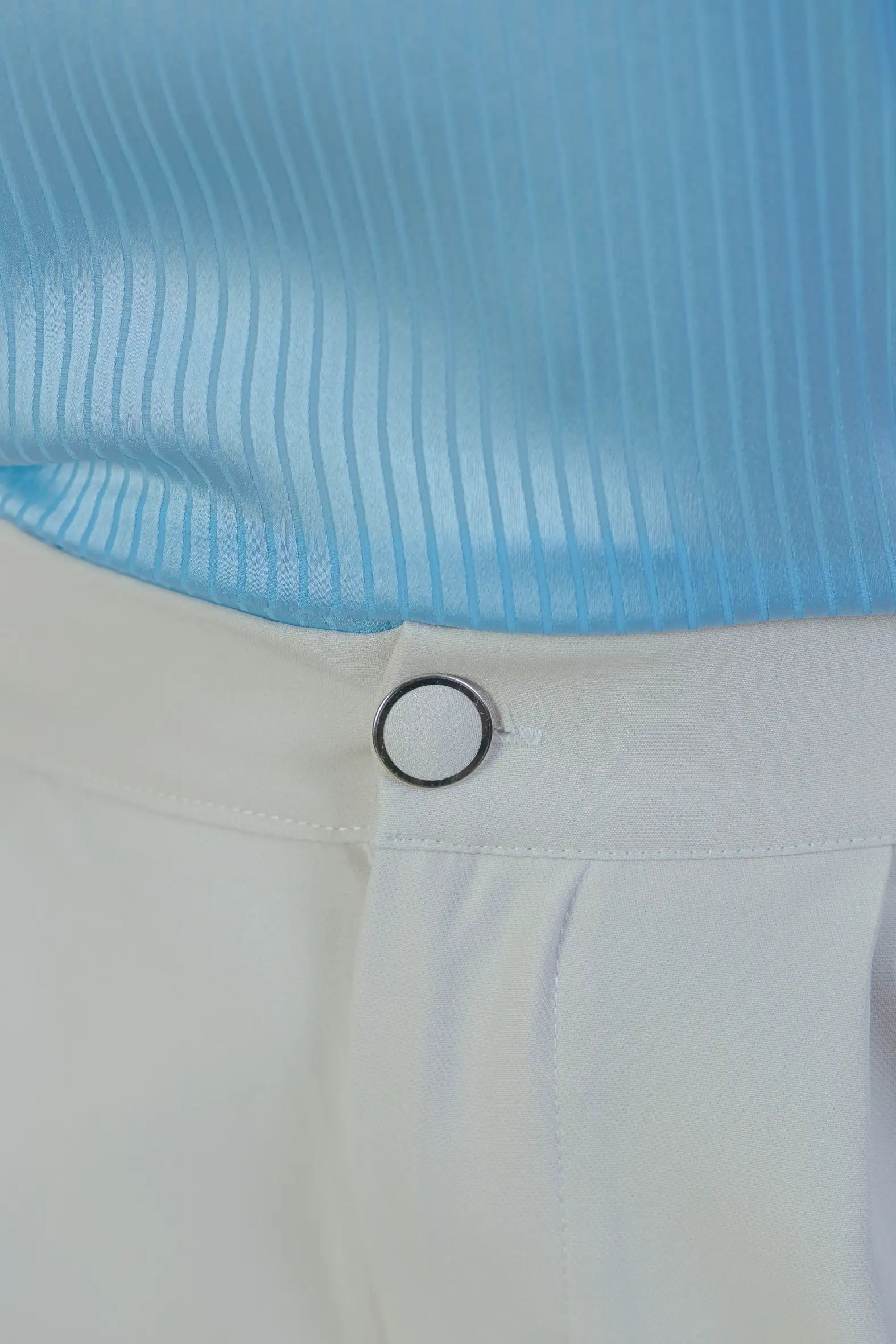 Calça Pantalona Crepe Milano Detalhe Botão Encapado Elena Creme