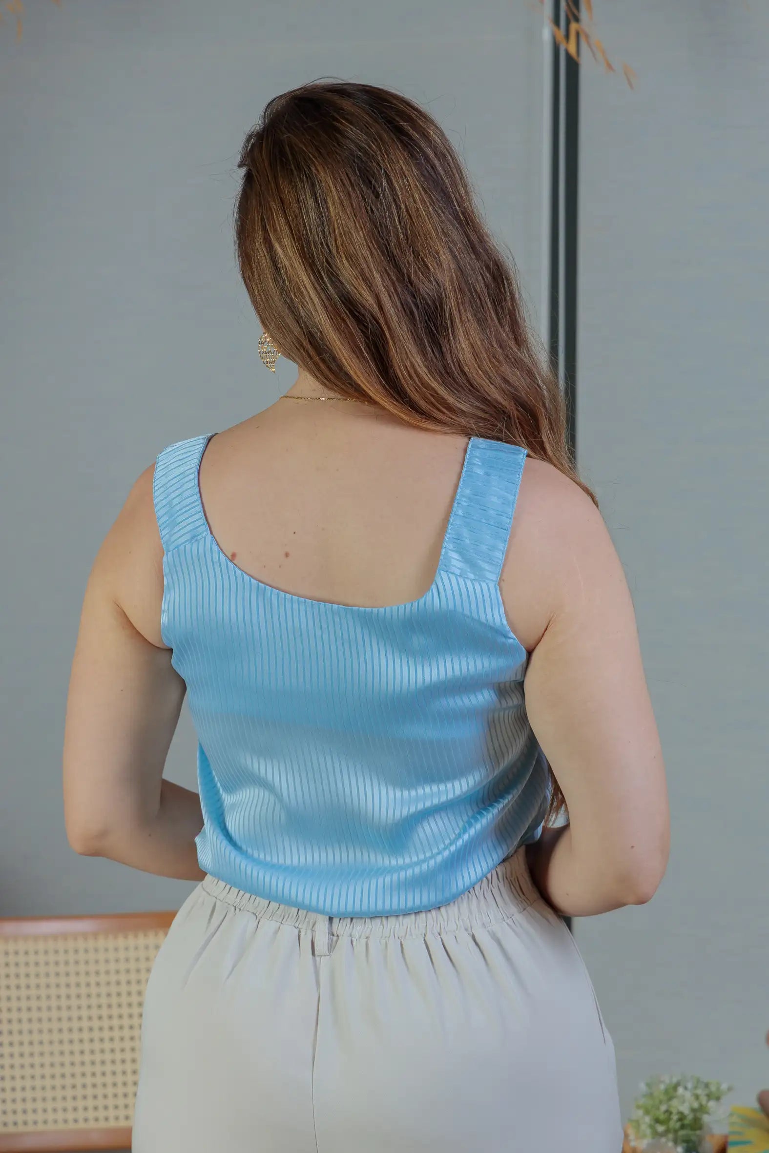 Blusa Regata Detalhe Alça Botão Crepe Acetinado Jade Azul