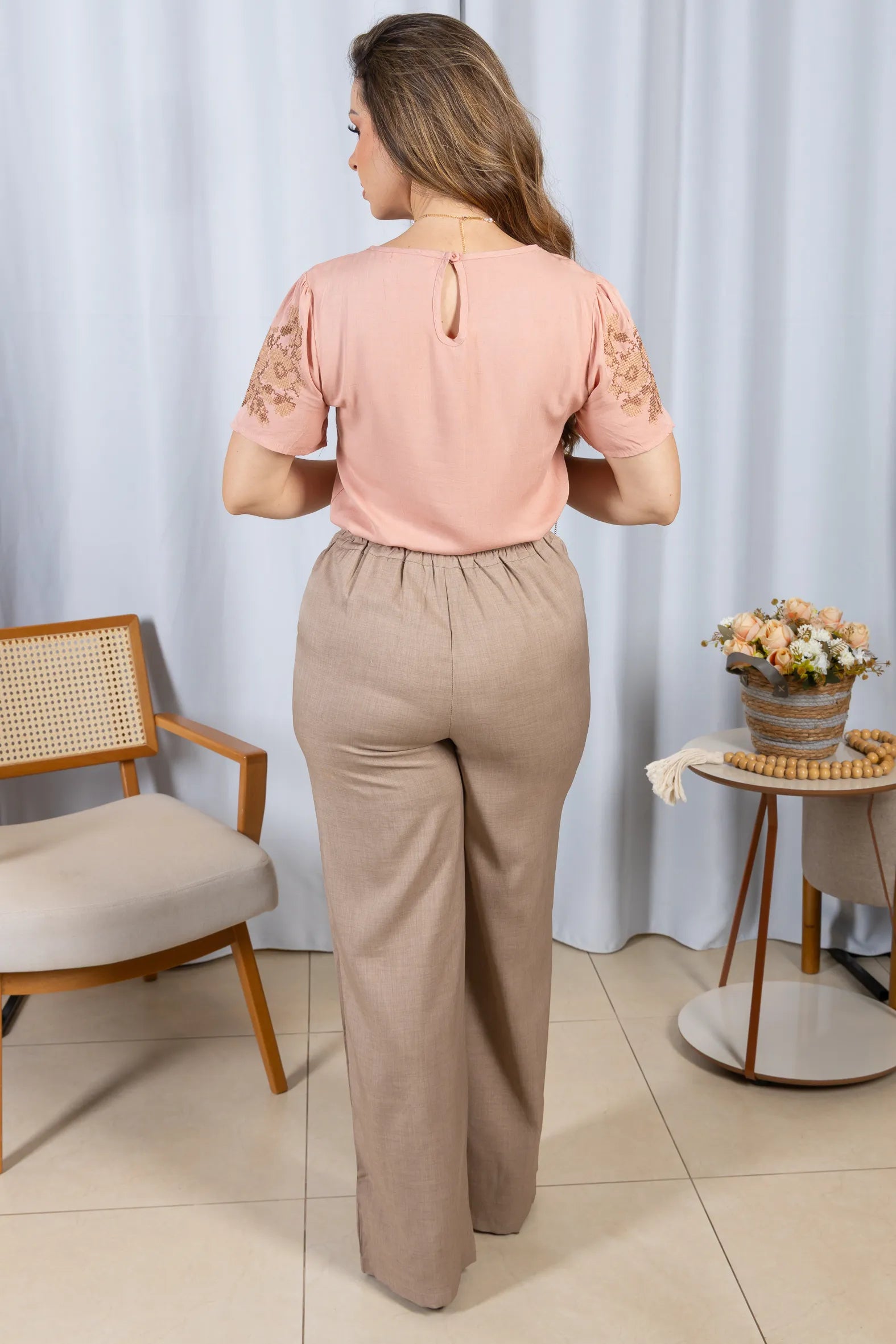 Calça Corte Reto Cotton Alfaiataria Lisse Detalhe em Friso Ariane Caqui