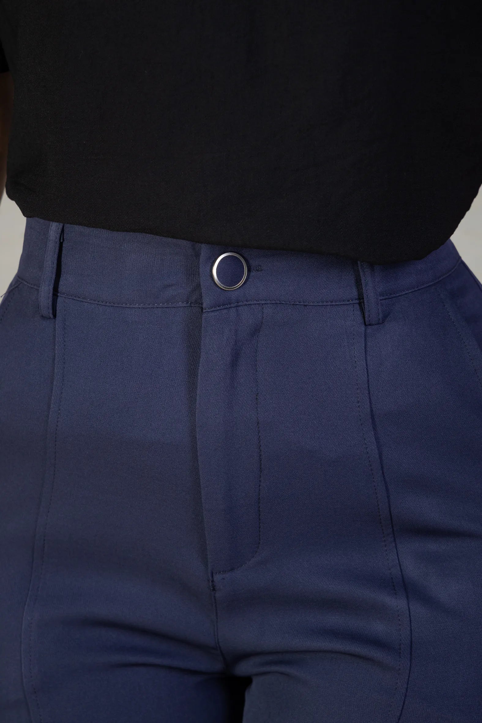 Calça Corte Reto Detalhe Friso Crepe Milano Eliana Bezerra Azul Marinho