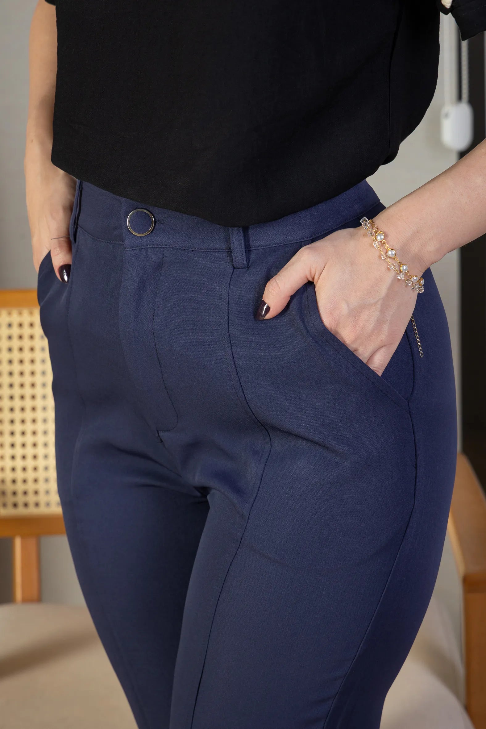 Calça Corte Reto Detalhe Friso Crepe Milano Eliana Bezerra Azul Marinho