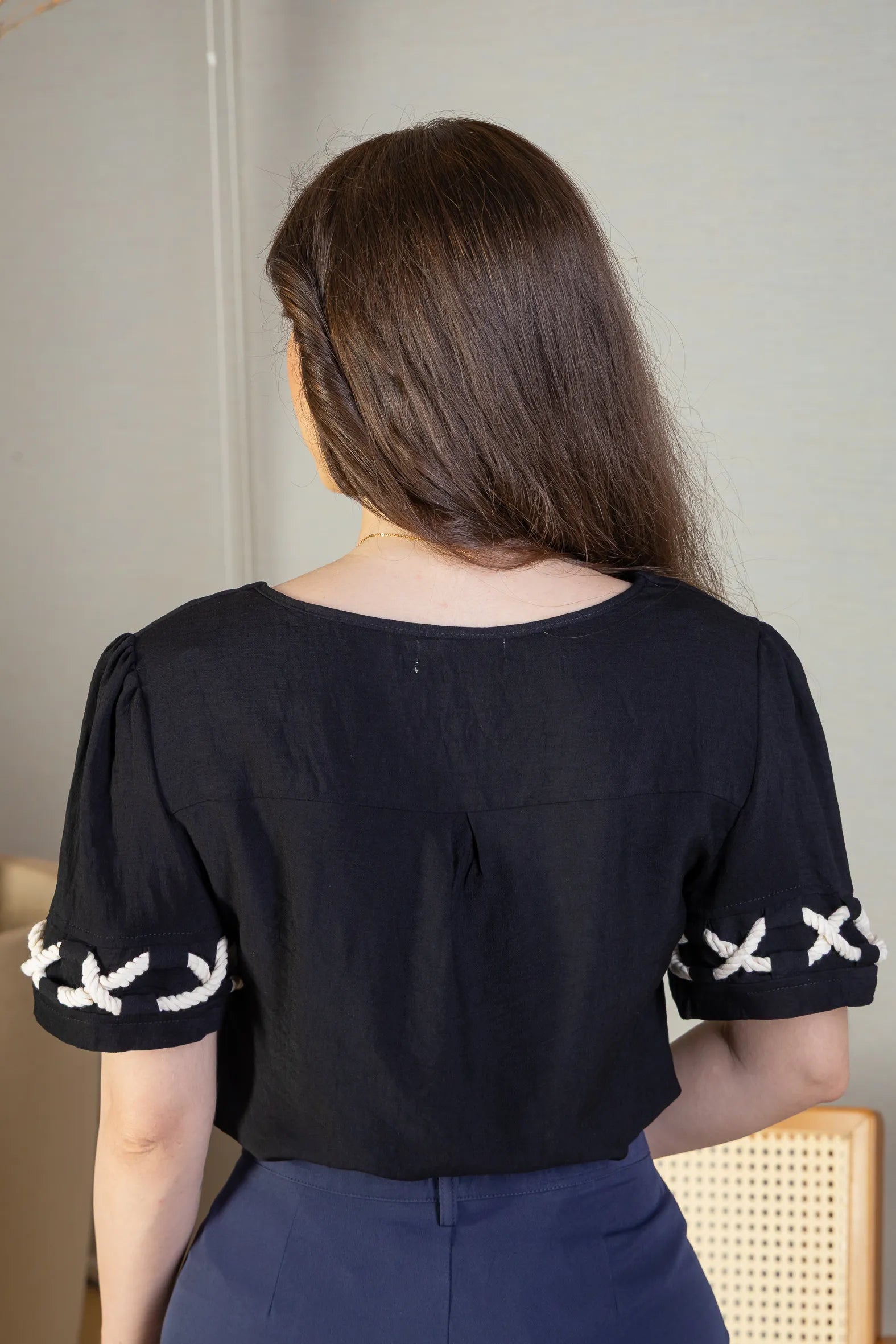Blusa Manga Curta Detalhe Trançado Visco Nature Dira Paes Preta