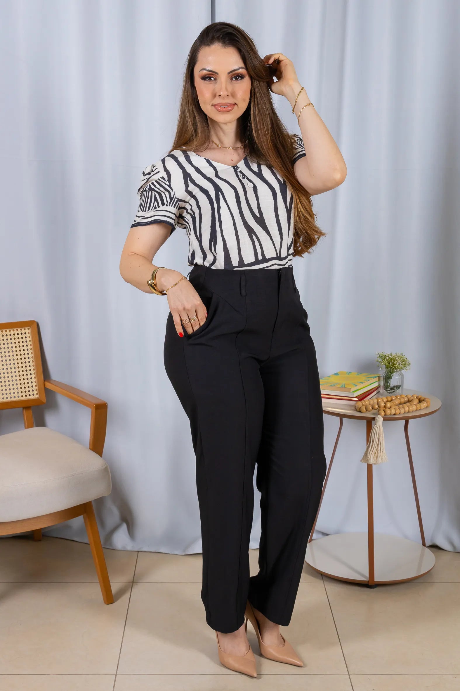 Blusa Manga Curta Decote em "V" Botões Viscose Rebeca Estampada Preta