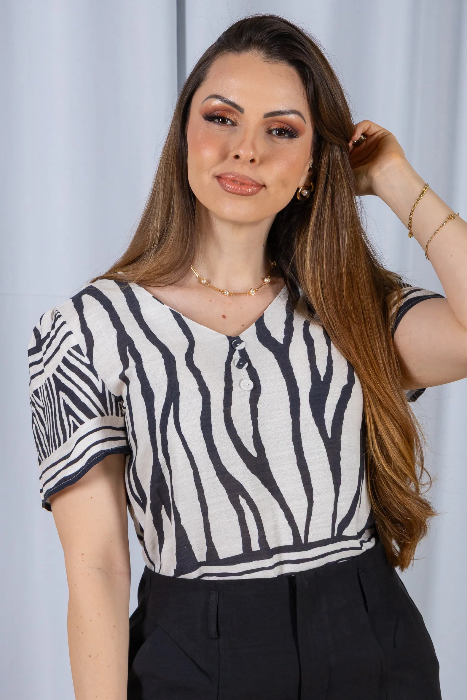 Blusa Manga Curta Decote em "V" Botões Viscose Rebeca Estampada Preta