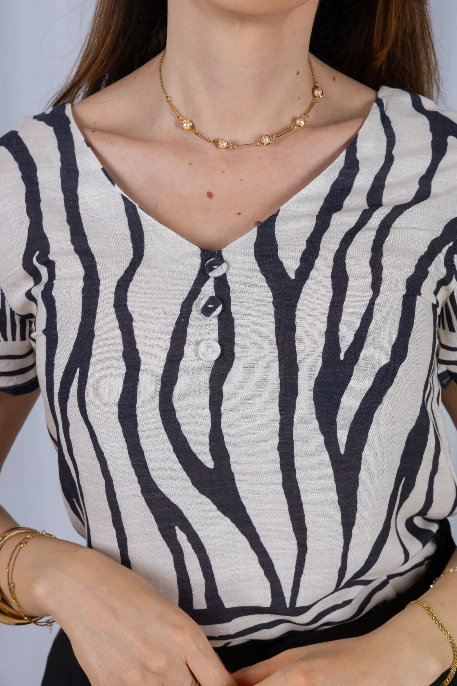 Blusa Manga Curta Decote em "V" Botões Viscose Rebeca Estampada Preta