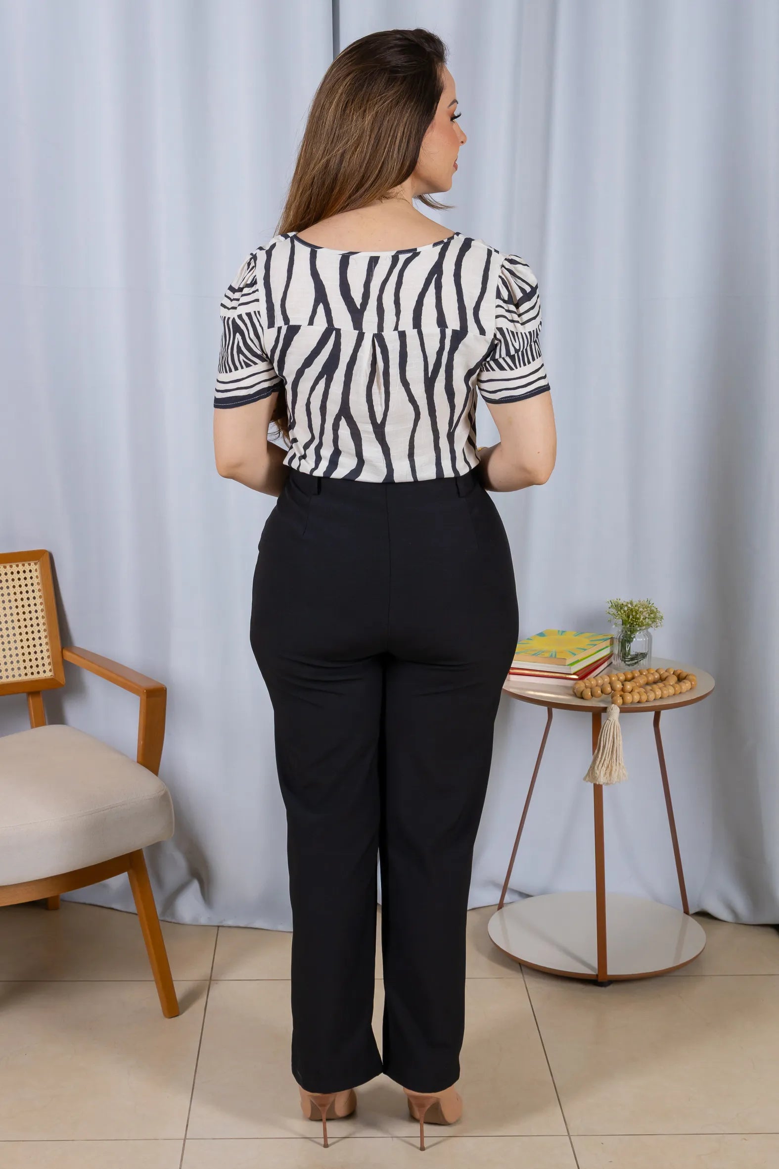 Blusa Manga Curta Decote em "V" Botões Viscose Rebeca Estampada Preta