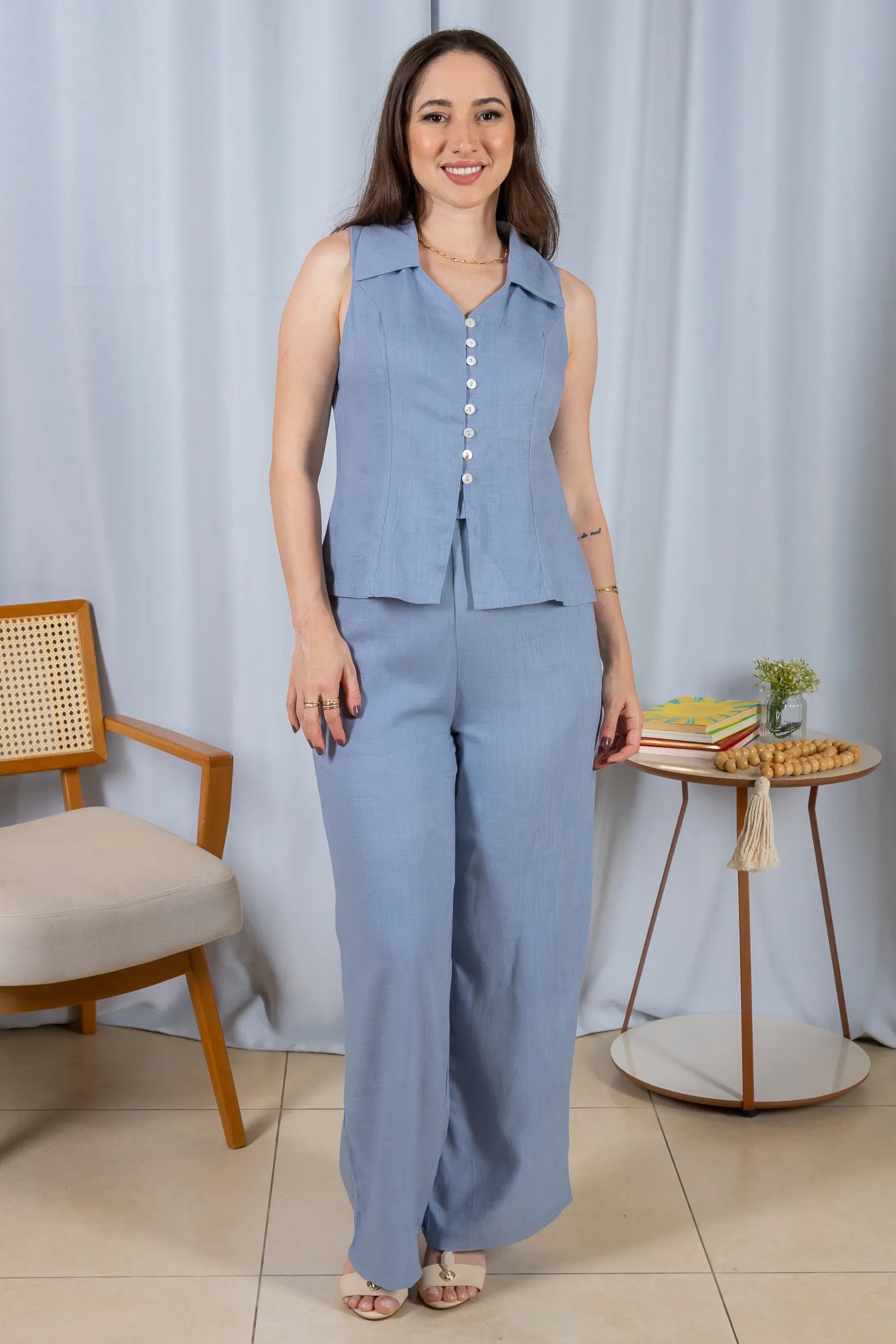 Conjunto: Camisa Regata Detalhe Botões Visco Linho Flávia Azul + Calça Pantalona Cós com Elástico Visco Linho Flávia Azul