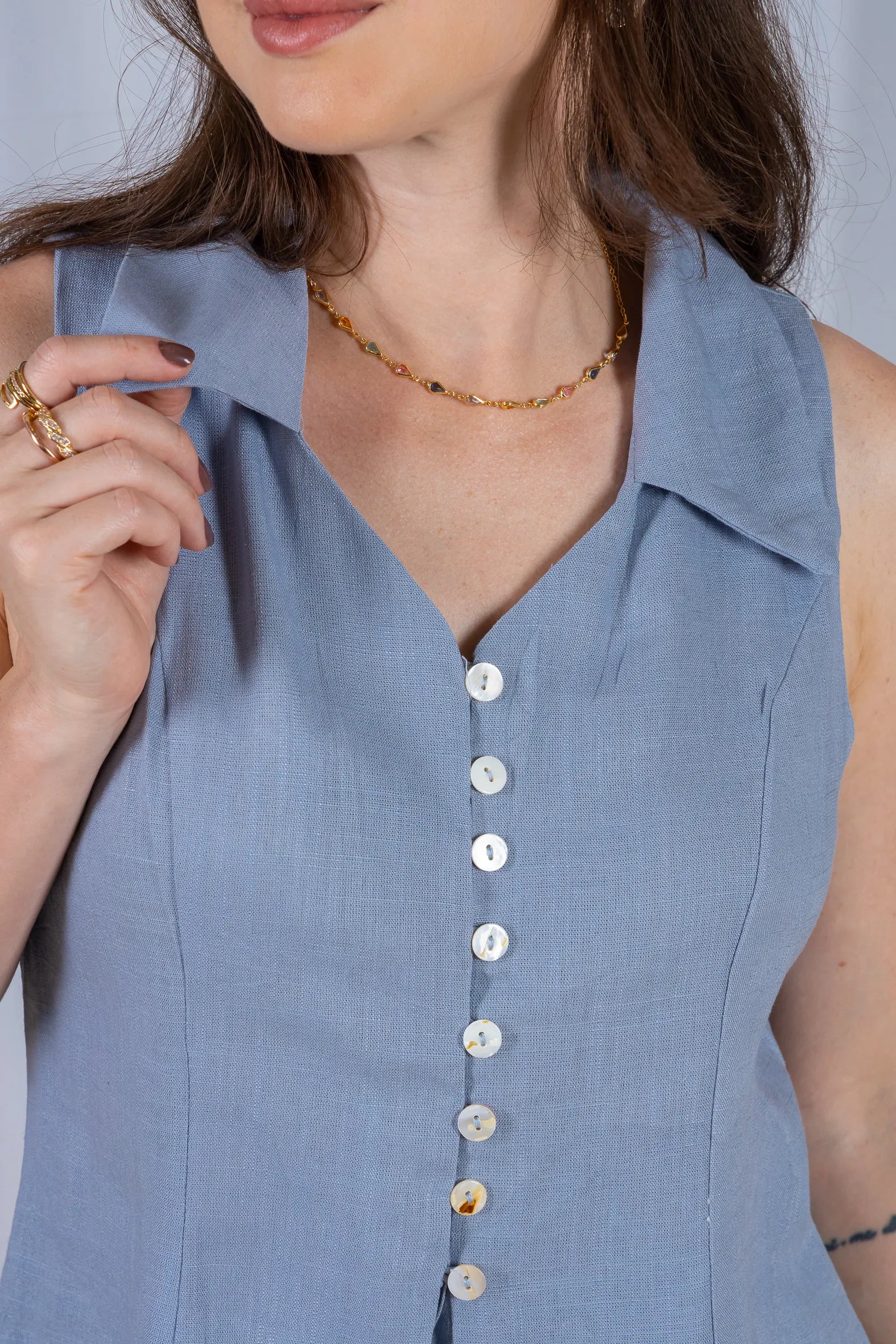 Camisa Regata Detalhe Botões Visco Linho Flávia Azul