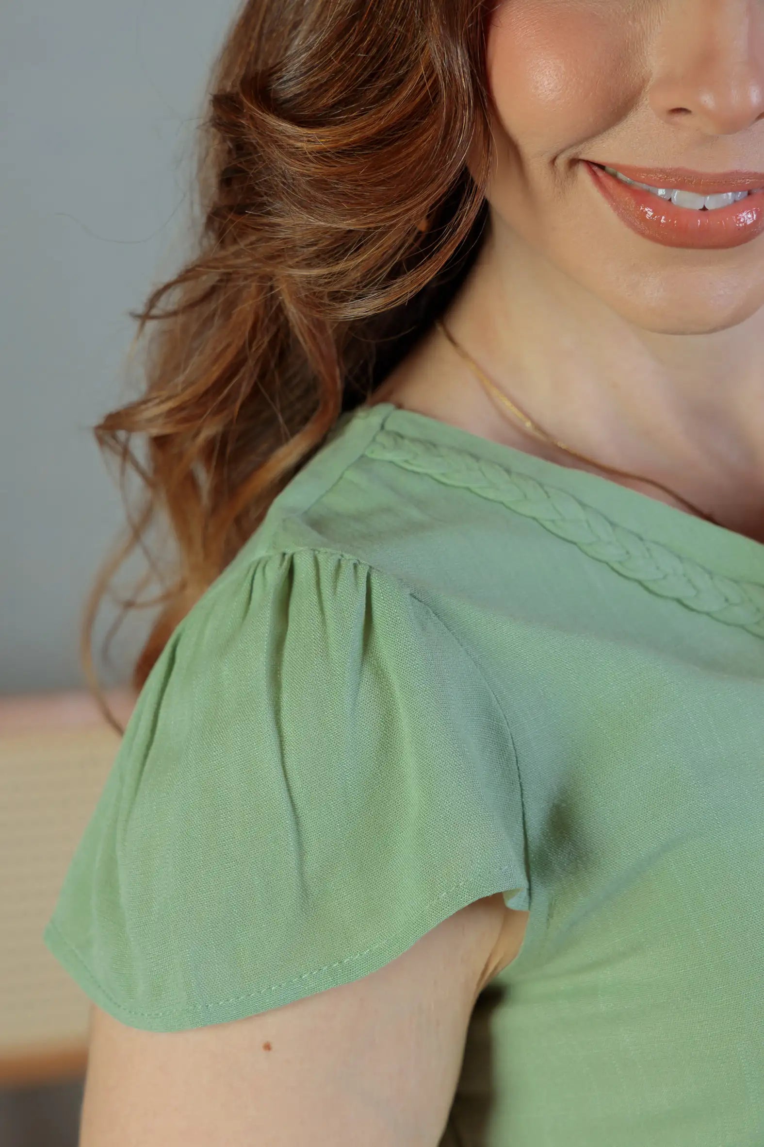 Blusa Manga Curta Detalhe Gola Trançada Visco-linho Leila Verde