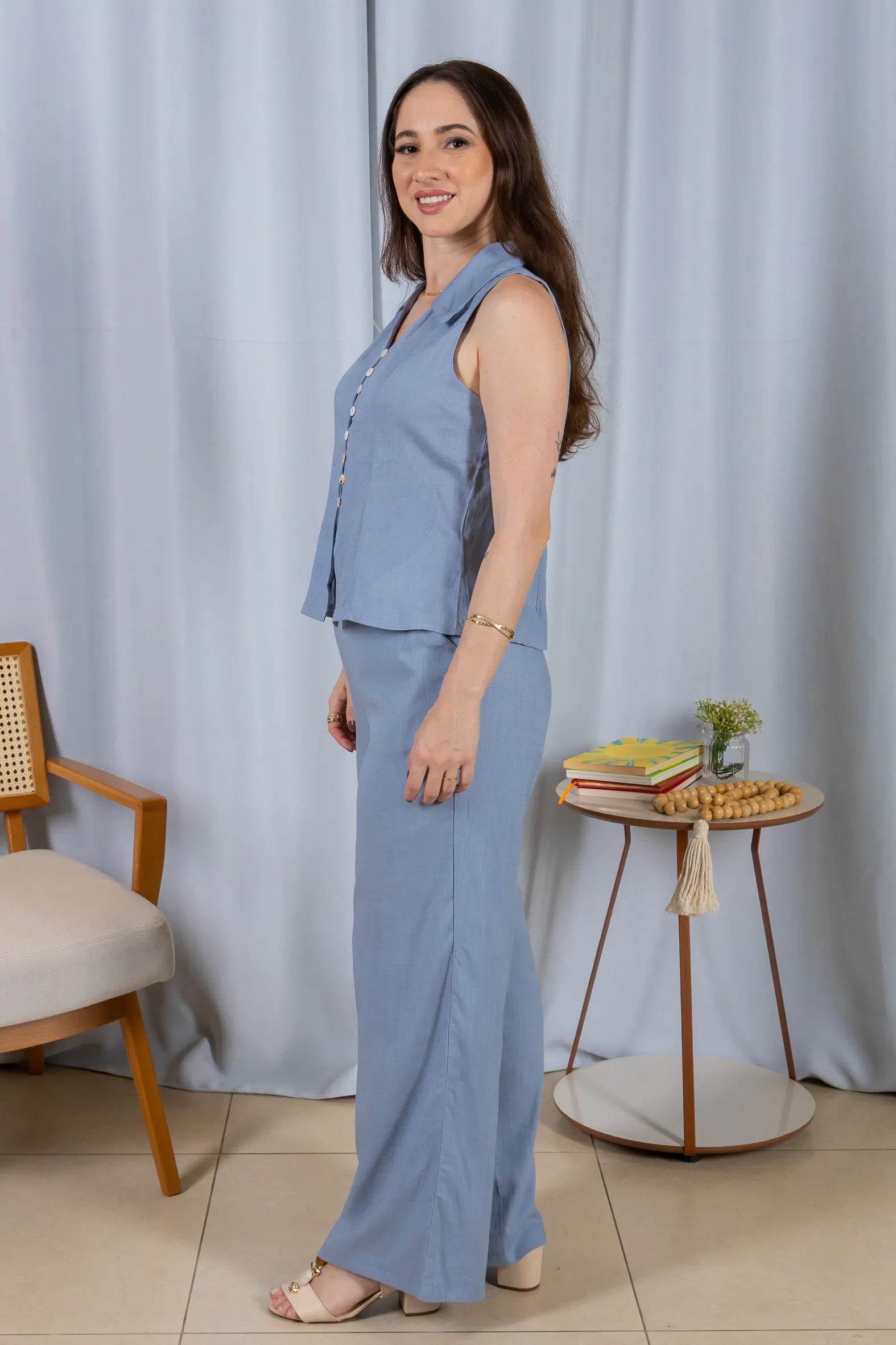 Conjunto: Camisa Regata Detalhe Botões Visco Linho Flávia Azul + Calça Pantalona Cós com Elástico Visco Linho Flávia Azul