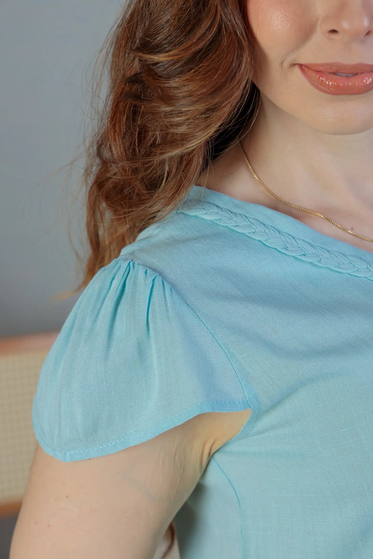 Blusa Manga Curta Detalhe Gola Trançada Visco-linho Leila Azul