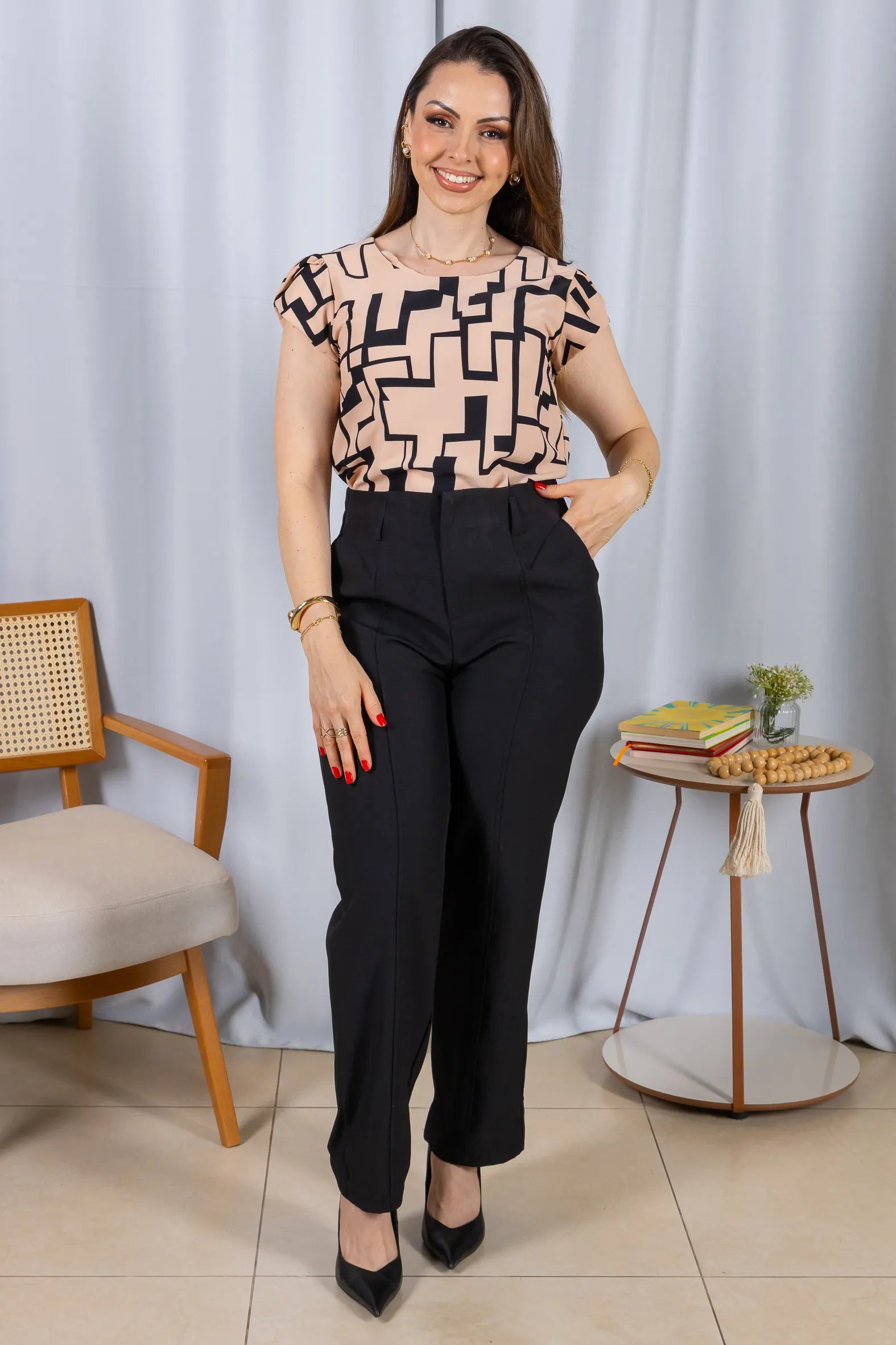 Blusa Manga Curta Transpassada Crepe Classic Carmen Estampada Geométrica Rosa