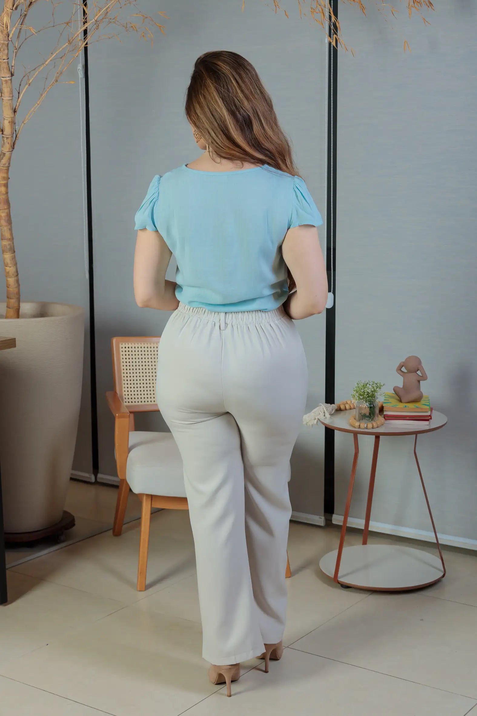 Conjunto: Blusa Manga Curta Detalhe Gola Trançada Visco-linho Leila Azul + Calça Pantalona Crepe Milano Detalhe Botão Encapado Elena Creme